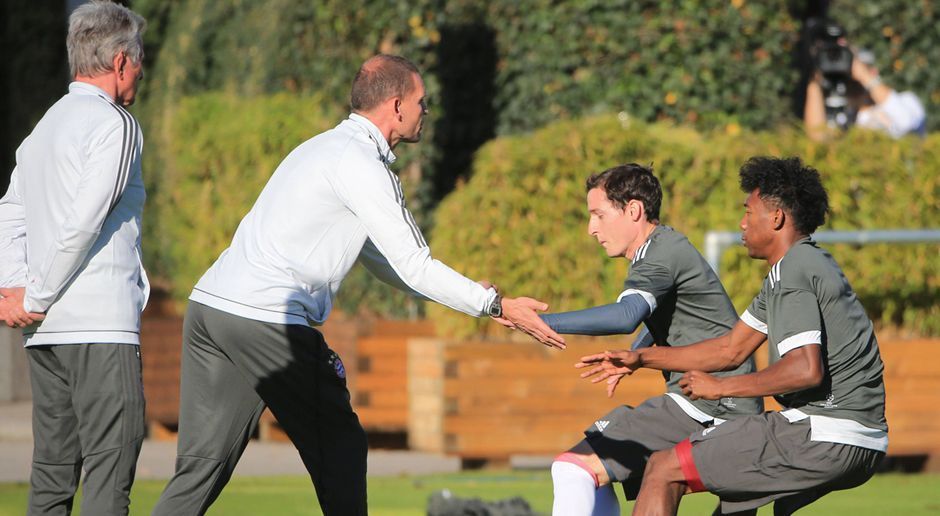 
                <strong>Stabilisationstraining</strong><br>
                Neben dem allgemeinen Training mit intensiver Aufwärmphase schickt Heynckes seine Truppe noch zu Fitness-Trainer Dr. Holger Broich. Dort sollen die Spieler vor allem Stabilisationsübungen ausführen und so an ihrer körperlichen Verfassung arbeiten. Arjen Robben kritisierte zum Saisonstart das lockere Training unter Ancelotti. Die neue Gangart dürfte dem Niederländer gefallen.
              