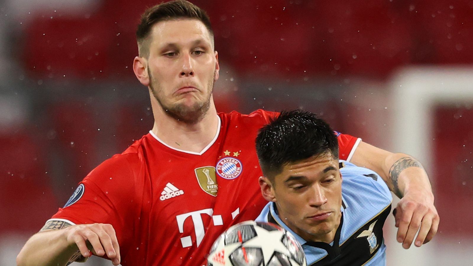 
                <strong>Niklas Süle</strong><br>
                ... Niklas Süle zwei Ersatzleute bereit. Süles Vertrag läuft noch bis 2022, die Bayern müssen also auch bei ihm schon bald eine Entscheidung treffen. Zwar zeigt Süles Leistungskurve zuletzt wieder nach oben, der FCB soll aber nicht bereit sein, ihm einen neuen Vertrag in der Topverdiener-Kategorie anzubieten - die Kategorie, in der sich der deutsche Nationalspieler wohl aber sieht. Kommt es zu keiner Einigung, müssten die Bayern Süle noch in diesem Sommer, allerspätestens im Winter, verkaufen, um eine Ablöse zu erzielen. Gut möglich, dass er unter Nagelsmann noch einmal einen weiteren Schritt nach vorne machen kann, denn unter Nagelsmann reifte er in Hoffenheim zum Nationalspieler.
              