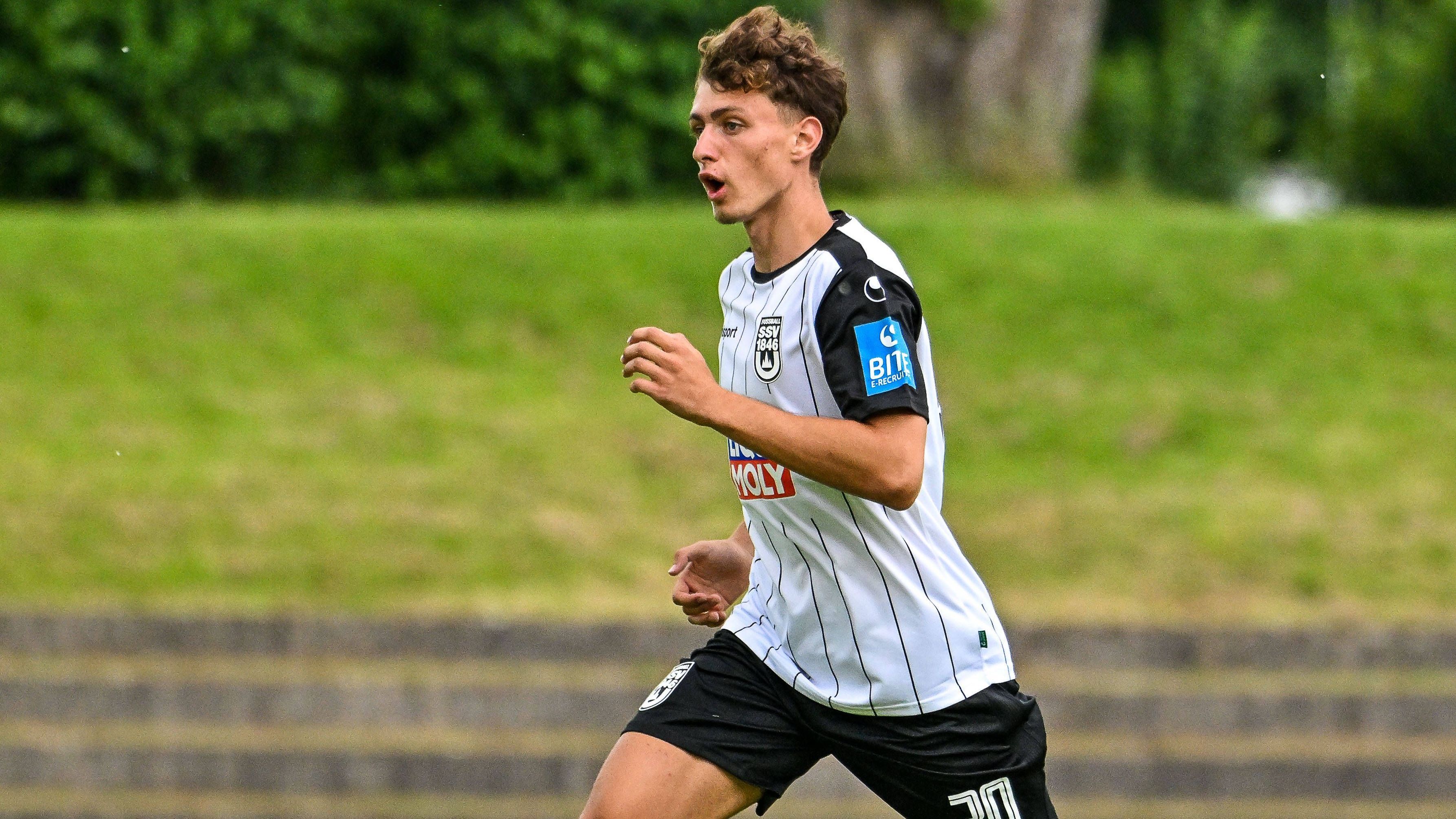 <strong>Maurice Krattenmacher (SSV Ulm)</strong><br>Mit Maurice Krattenmacher sicherte sich der FC Bayern im Sommer 2024 eines der größten Talente des deutschen Fußballs. Der 19-Jährige kam für Unterhaching bereits zu 33 Drittliga-Spielen und wird nun von den Münchnern bei Zweitliga-Aufsteiger SSV Ulm als Leihspieler "geparkt". Er besticht durch Variabilität in der Offensive: Linksaußen, im offensiven Mittelfeld und als hängende Spitze.