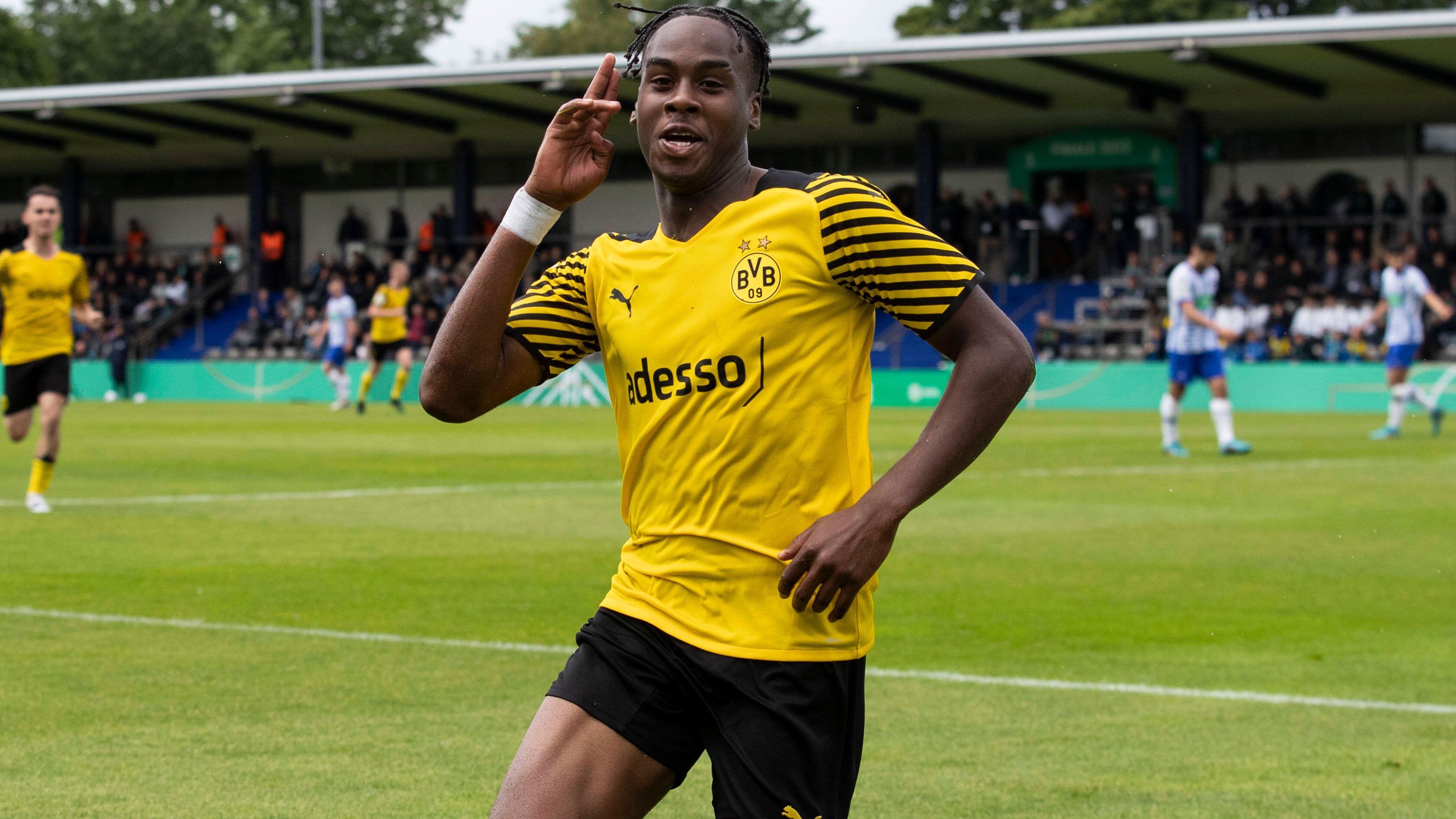 
                <strong>Jamie Bynoe-Gittens (Borussia Dortmund)</strong><br>
                Nicht nur aufgrund seines Wechsels von Manchester City nach Dortmund wird Bynoe-Gittens, der bereits vier Mal für die Profis zum Einsatz kam, gerne mit Jadon Sancho verglichen. Der Flügelspieler besticht ebenfalls durch Tempo, Beweglichkeit und eine ausgezeichnete Ballbehandlung. Sein ursprünglich bis 2023 laufender Kontrakt verlängert sich laut "Ruhr Nachrichten" an seinem 18. Geburtstag im August bis 2026. Somit bleibt der englische U-Nationalspieler, der mit seinem Treffer zum 1:1 gegen Hertha BSC (Endstand 2:1) erheblichen Anteil am Gewinn der Deutschen U19-Meisterschaft, den Schwarz-Gelben wohl noch eine Weile erhalten.
              