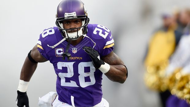 
                <strong>Adrian Peterson (Minnesota Vikings)</strong><br>
                Adrian Peterson, Running Back (Minnesota Vikings): Letzte Spielzeit noch gesperrt wegen häuslicher Gewalt, meldet sich AP diese Saison nun gewaltig zurück. Kein Running Back erzielt mehr Rushing Yards, keiner nimmt öfter die Beine in die Hand. Er ist das Workhorse der Vikings - und der Grund, warum die Truppe aus Minneapolis Chancen auf die Playoffs und Platz eins in der NFC North hat.
              