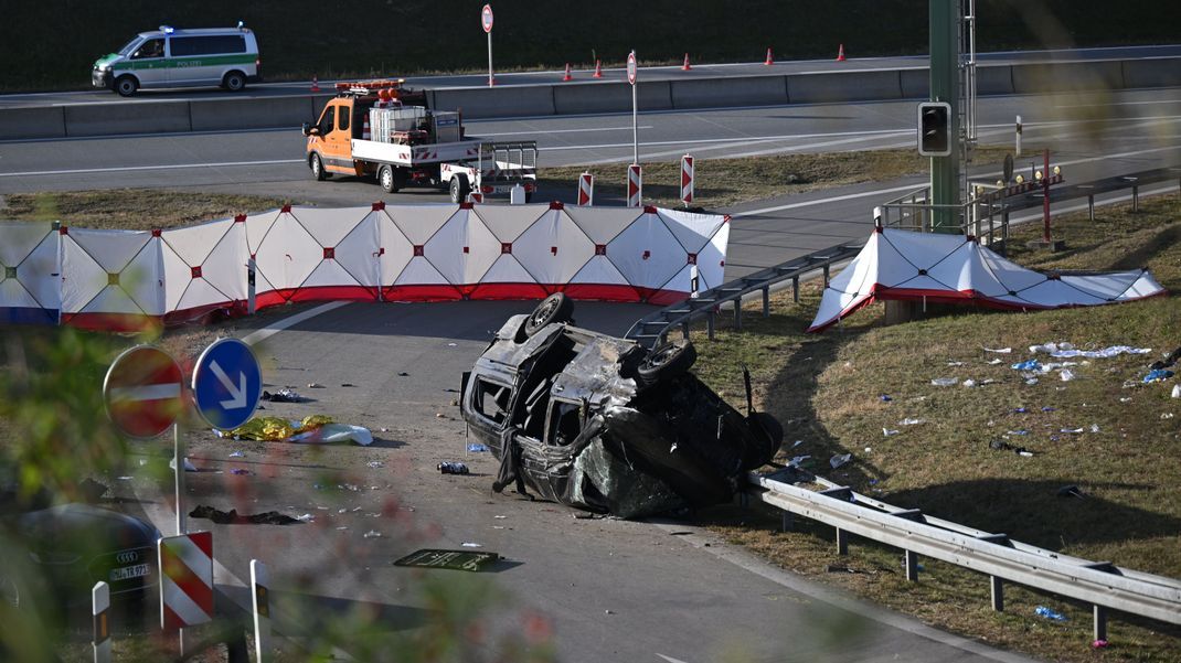 Das umgestürzte Fahrzeug liegt in der Kurve. 