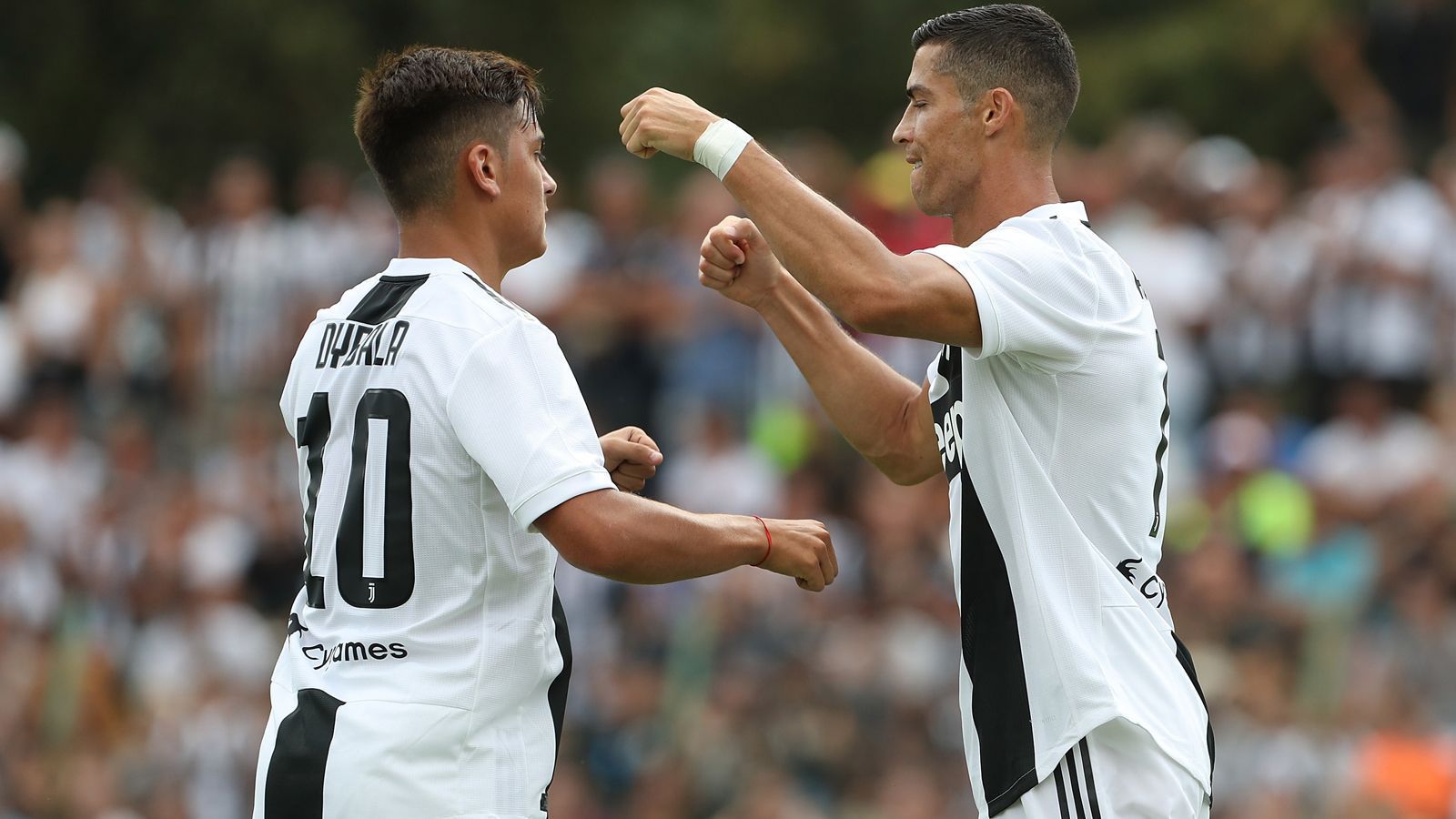 
                <strong>Juventus Turin: So lief das CR7-Debüt</strong><br>
                Nach CR7 stand später Paulo Dybala (li.) im Mittelpunkt. Der argentinische Superstar traf gleich doppelt gegen Juves Nachwuchs.
              