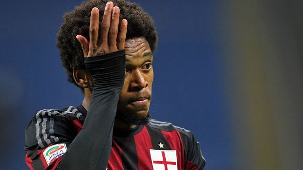 
                <strong>Luiz Adriano (AC Milan)</strong><br>
                Luiz Adriano (AC Milan): Der brasilianische Angreifer war eigentlich schon in China, um die letzten Vertragsdetails für seinen Wechsel von Milan zu Jiangsu zu klären - doch daraus wurde nichts. Luiz Adriano forderte Medienberichten zufolge zu viel Gehalt, weshalb der Wechsel schlussendlich gescheitert sein soll. Doch die Chinesen blieben trotzdem höflich, bedankten sich anschließend via Twitter bei Spieler und Berater für die Vertragsgespräche. Kurze Zeit später holten sie dessen Landsmann Alex Teixeira.
              