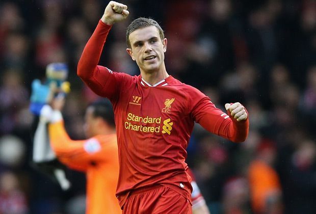 
                <strong>Halblinkes Mittelfeld: Jordan Henderson (23, England, FC Liverpool)</strong><br>
                Auch die zweite zentrale Position im Mittelfeld geht an einen Profi des Vizemeisters. Jordan Henderson macht das Rennen nicht ganz so deutlich wie Gerrard. Mit 54 Prozent gibt er Chelsea-Urgestein Frank Lampard, der auf 19 Prozent kommt, aber klar das Nachsehen.
              