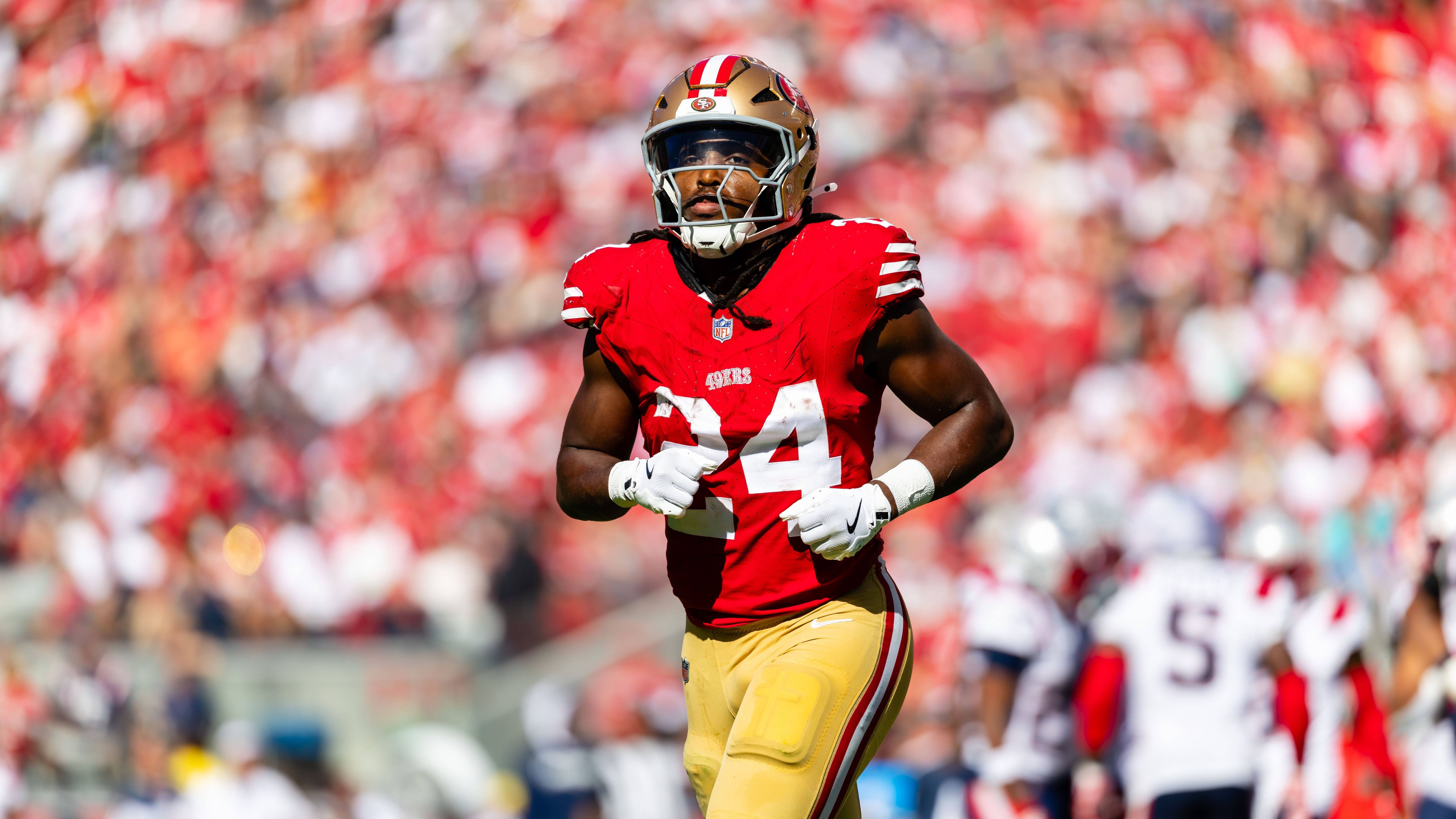 <strong>Jordan Mason (San Francisco 49ers)</strong><br>Und auch Jordan Mason könnte es wohl ins 49ers-Aufgebot schaffen. Rund zwei Wochen lang hatte der Running Back mit einer Schultereckgelenksprengung gefehlt. Rapoport erwartet ihn allerdings trotz Trainingsabsenz wieder auf dem Rasen - womöglich zum letzten Mal, bevor <a target="_blank" href="https://www.ran.de/sports/american-football/nfl/news/nfl-christian-mccaffrey-reist-wegen-verletzung-nach-deutschland-436303">Christian McCaffrey nach einer Achillessehnenverletzung</a> sein Comeback feiern könnte. Am 10. November trifft San Francisco auf die Tampa Bay Buccaneers.