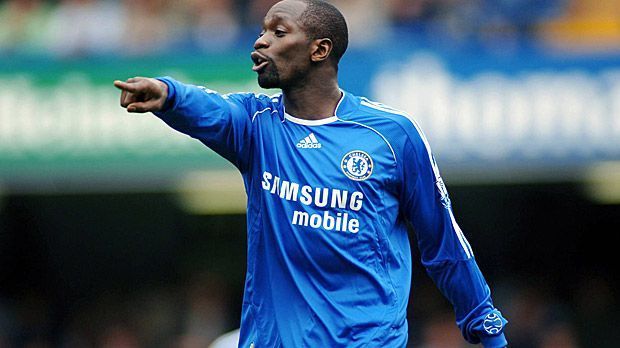 
                <strong>Defensives Mittelfeld: Claude Makele</strong><br>
                Claude Makelele (Defensiver Mittelfeldspieler): beim FC Chelsea von 2003 bis 2008. Größte Erfolge mit den Blues: zwei Mal Meister.
              