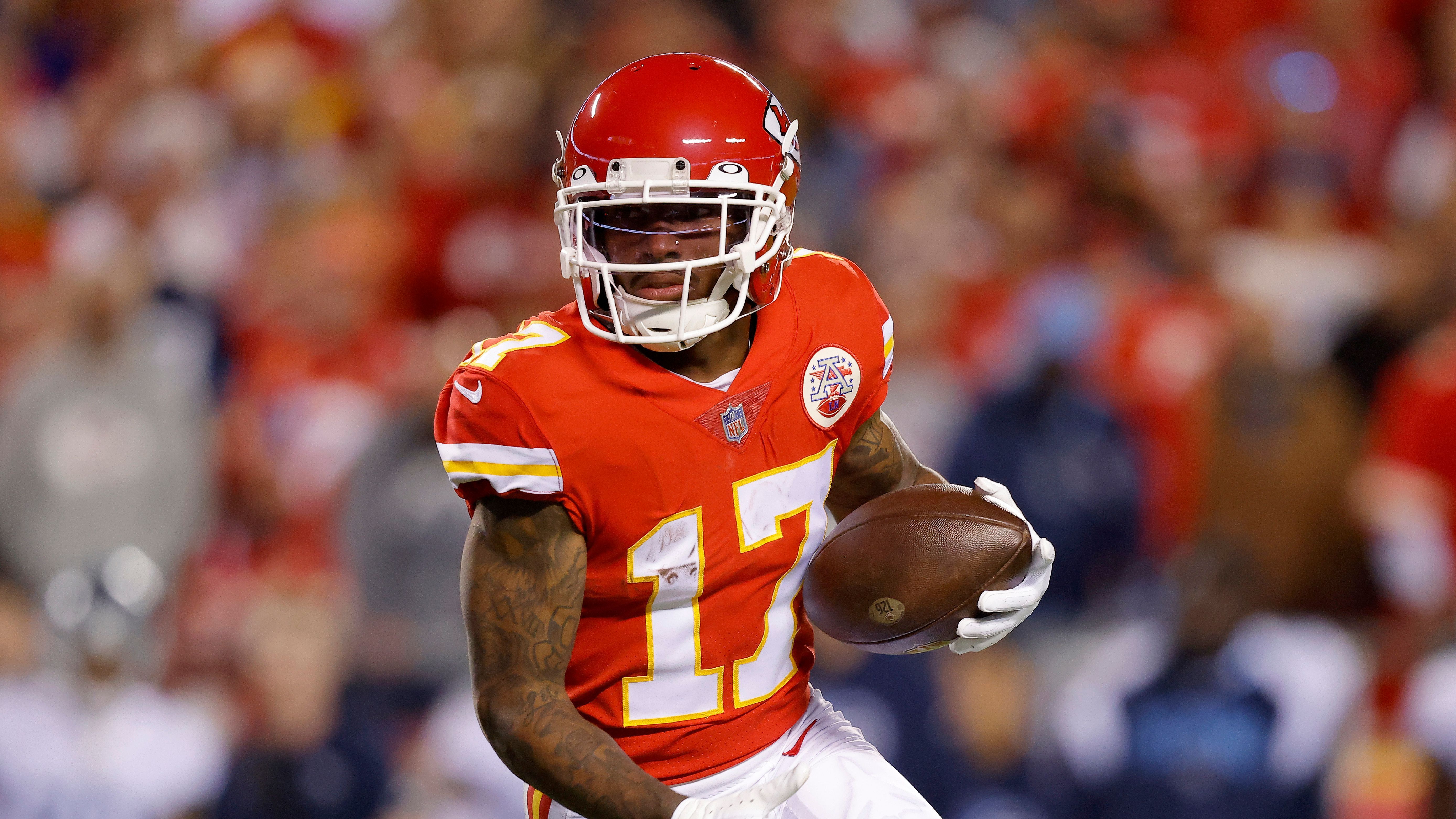<strong>Mecole Hardman (Kansas City Chiefs)</strong><br>Nach nur sechs Matches und 28 gespielten Snaps kehrt Wide Receiver Mecole Hardman zu seinem vorherigen Team, den Kansas City Chiefs, für einen späten Pick im Draft zurück. Das berichtete NFL-Insider Adam Schefter. Mit den Chiefs konnte Hardmann zwei Super Bowls gewinnen.