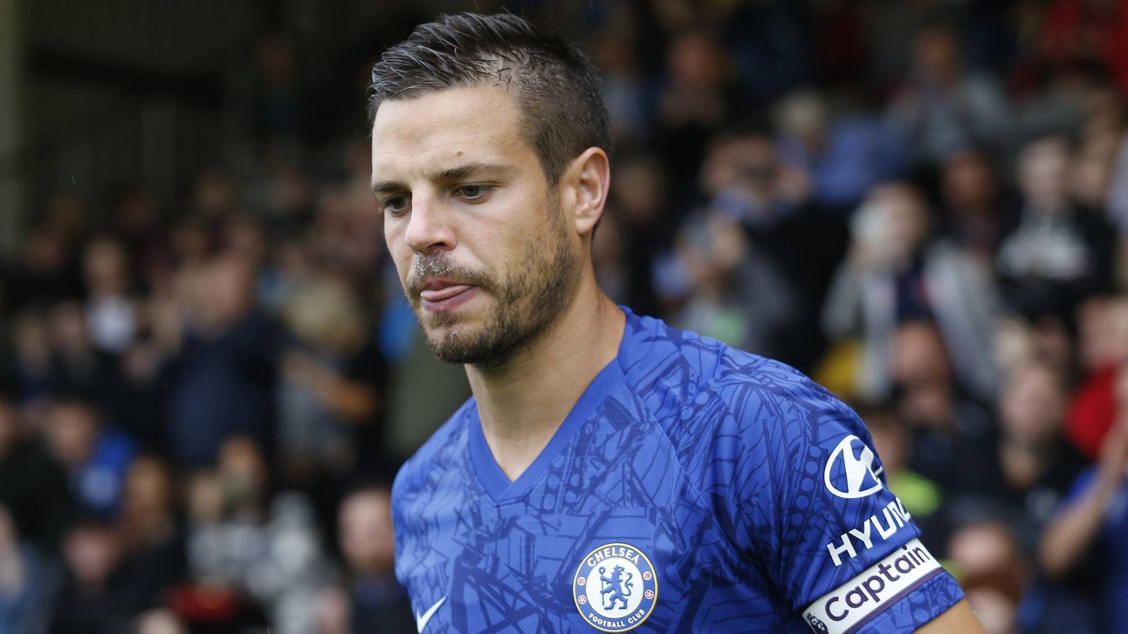 
                <strong>Cesar Azpilicueta (FC Chelsea)</strong><br>
                Der Kapitän konzentriert sich weitestgehend auf seine Defensivaufgaben. Vor dem 1:1 kann er Roberto Firmino nicht mehr entscheidend stören, wodurch schließlich Mane in Position kommt. Wegen eines stümperhaften Schubsers gegen den Senegalesen holt er sich die Gelbe Karte ab. ran-Note: 3
              