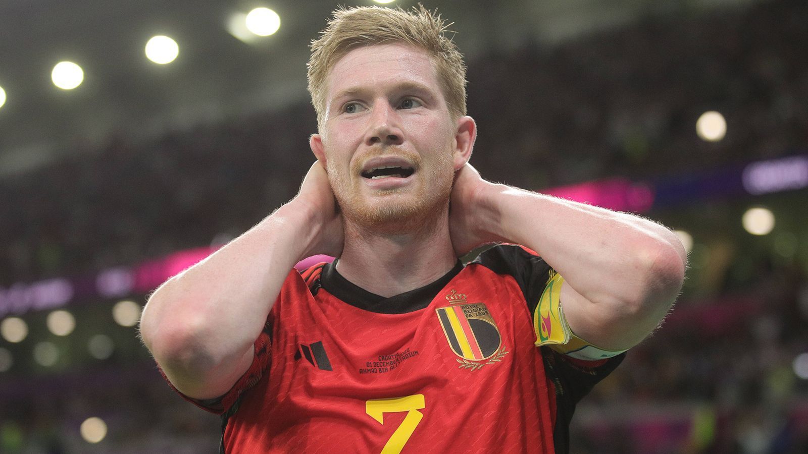 
                <strong>Kevin de Bruyne (Belgien)</strong><br>
                ... auch Kevin de Bruyne spielte in Katar nicht den besten Fußball. Der Superstar und Strippenzieher von Manchester City wirkte zu oft lethargisch und brachte teils einfache Pässe nicht an den Mann. Untypisch für de Bruyne, der es auch nicht schaffte seine Mannschaft in wichtigen Momenten anzutreiben und "voran zu gehen". Zudem verwunderte er während des Turniers mit Aussagen, nach denen das Team zu alt sei und deswegen keine Chance auf den Titel hätte. Im Nachbarland von Deutschland zeichnet sich das Ende einer Ära ab.
              