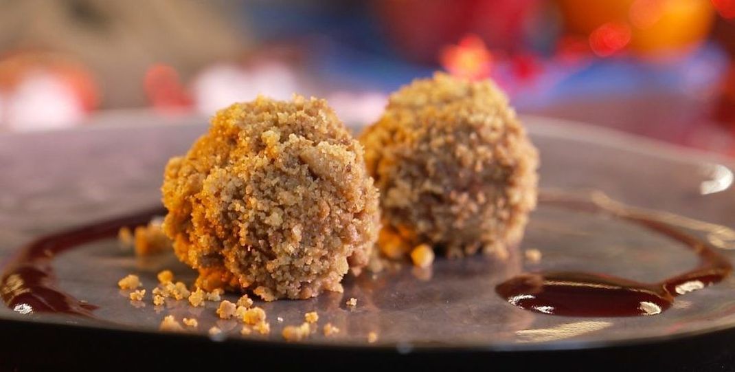 Mit diesem After-Christmas-Essen zauberst du nicht nur ein wunderbares Gericht, sondern verwendest auch noch die Reste vom Fest. Wir zeigen im Rezept, wie die Lebkuchen-Knödel gelingen. 