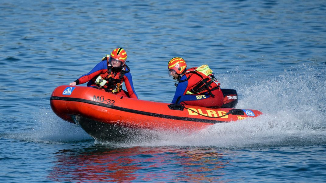 Wasserretter der Deutschen Lebens-Rettungs-Gesellschaft (DLRG).