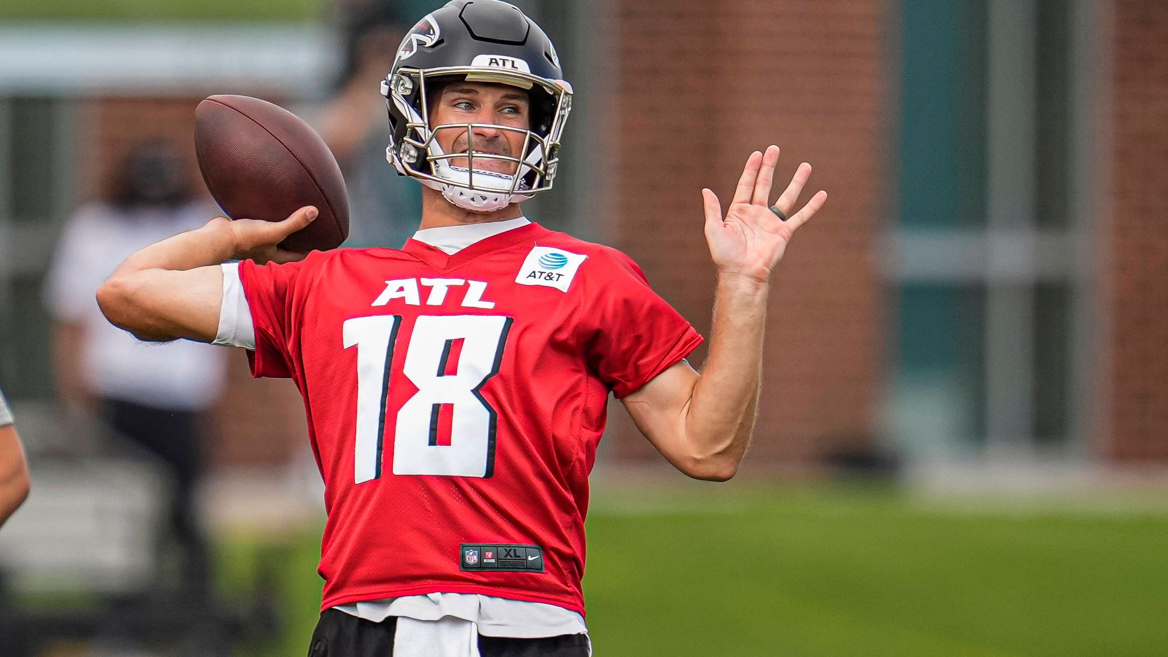 <strong>Kirk Cousins (Atlanta Falcons)</strong><br>Cousins dürfte sichtlich unzufrieden sein. Der Falcons-QB besitzt zwar eine No-Trade-Klausel, doch von der dürfte er Abstand nehmen, wenn er woanders bezahlt wird und spielen darf. Sein Basisgehalt liegt jedoch bei 27,5 Millionen Dollar. Ein echter Brummer. Er ist teuer. Aber er bringt 13 Jahre NFL-Erfahrung mit. Zusammen mit den Receivern Tee Higgins und Ja'Marr Chase könnte er sofort für Furore sorgen. Im Gesamtpaket aber wohl eine zu kostspielige Variante.