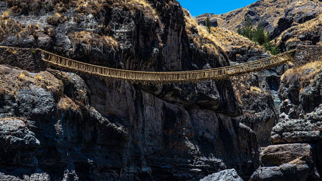 Die Hängebrücke Qu'eswachaka spannt sich über den Fluss  Apurimac.