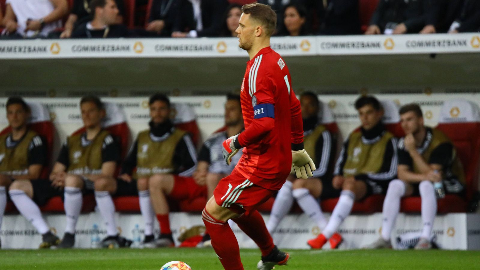 
                <strong>Manuel Neuer</strong><br>
                Muss zunächst überhaupt nicht eingreifen, bekommt immerhin ein paar Rückpässe, um wach zu bleiben. In der 45. Minute fliegt der erste Ball auf sein Tor. Den Freistoß von Vassiljev entschärft Neuer ohne Probleme. Danach zur Stelle, wenn er denn mal gefordert ist. ran-Note: 3
              