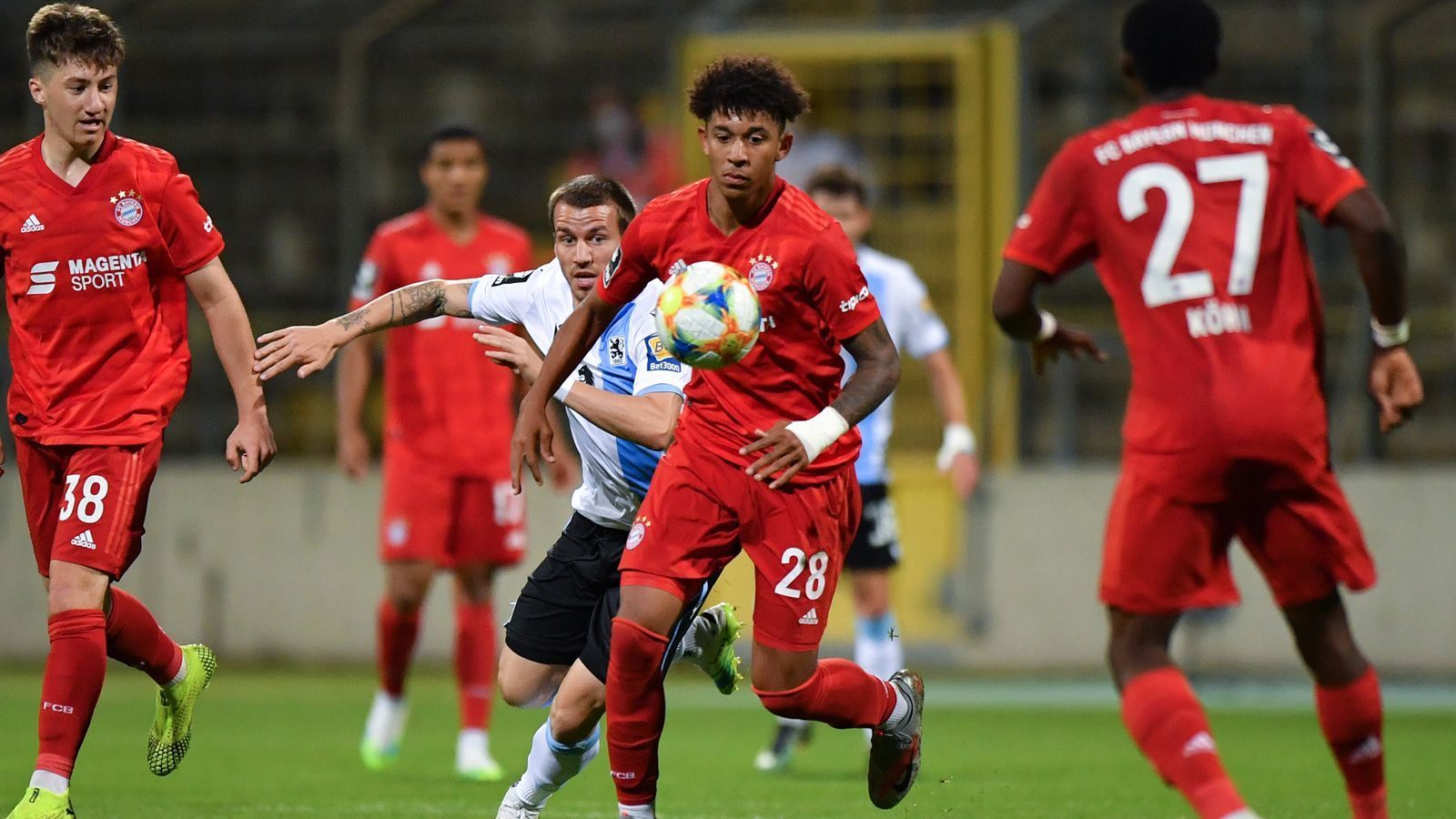 
                <strong>Münchner Derby: FC Bayern II vs. 1860 München</strong><br>
                Der eingewechselte Nico Karger verfolgt Bayerns Richards.
              