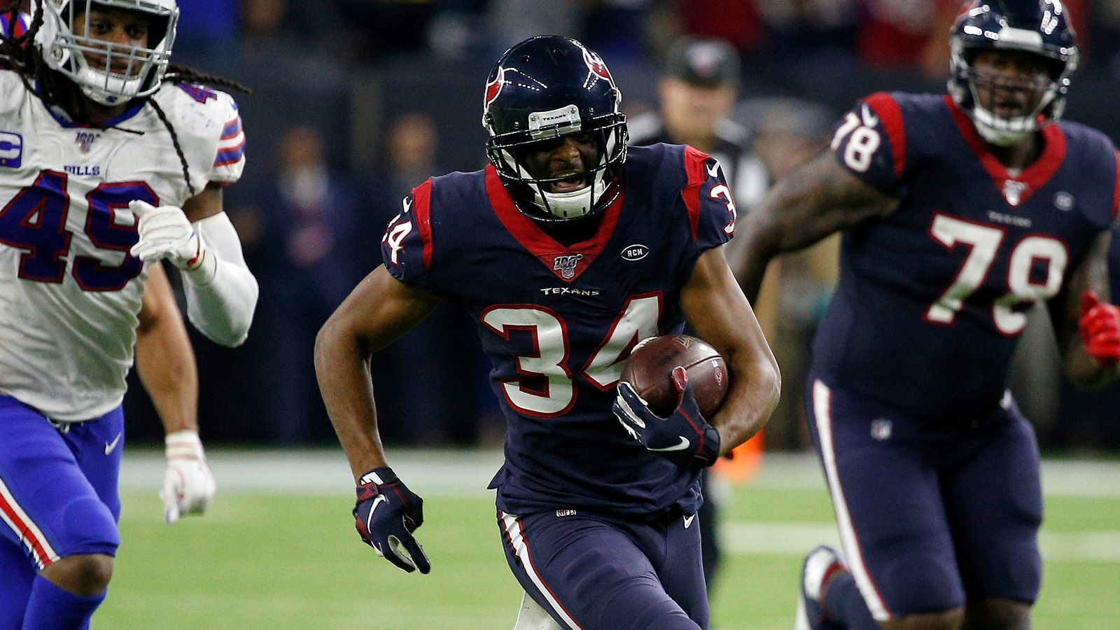 
                <strong>Taiwan Jones (Buffalo Bills) </strong><br>
                Taiwan Jones spielt seit diesem Jahr für die Buffalo Bills und wurde am 26. Juli 1988 geboren. Der Running Back wurde im Draft 2011 von den Oakland Raiders gepickt, er spielte außerdem für die Houston Texans und schon einmal für zwei Jahre für die Bills. Der 31-Jährige kommt allerdings nur selten als Running Back zum Einsatz, weshalb er es auf gerade einmal 223 Rushing Yards in seiner Karriere bringt. Der schnelle Jones wird meistens als Return Specialist eingesetzt.
              