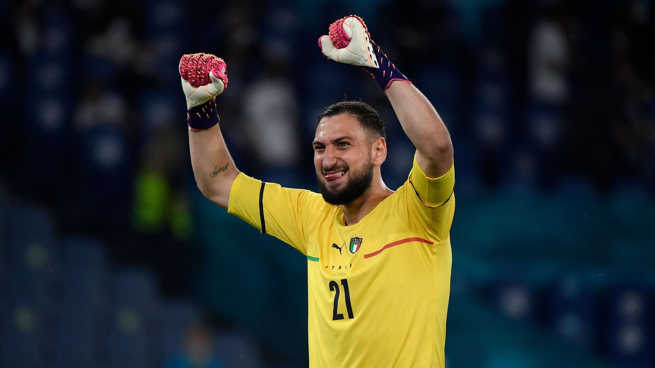 
                <strong>Gianluigi Donnarumma</strong><br>
                Weil die Schweizer kaum in der Lage sind, überhaupt mal einen Angriff in Richtung italienisches Tor zu starten, verlebt der Keeper des AC Milan zu großen Teilen einen entspannten Abend. Als er in der 64. Minute mit einer Doppel-Parade in höchster Not gefordert wird, zeigt er seine ganze Klasse. ran-Note: 2 
              