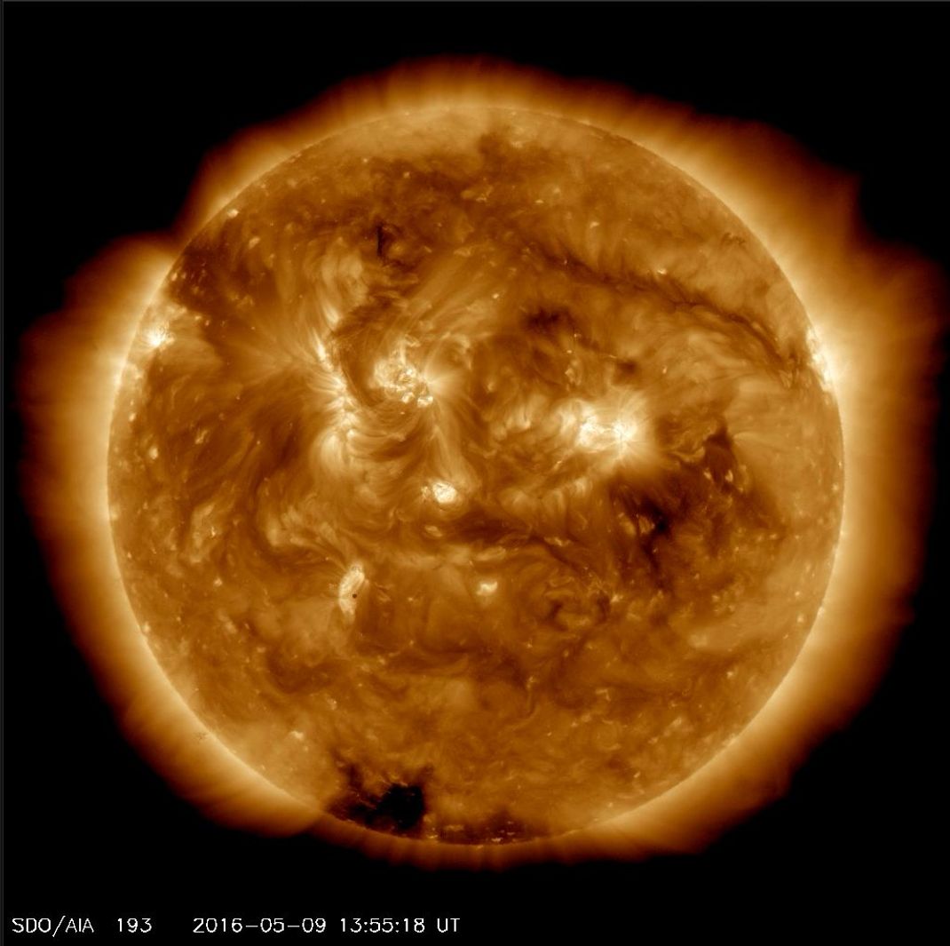 Da Merkur zwischen uns und der Sonne liegt, kannst du mit geeigneter Ausrüstung regelmäßig Merkurtransits beobachten, bei denen der kleine Planet vor der Sonnenscheibe vorbeiläuft (wie hier am 9. Mai 2016). 