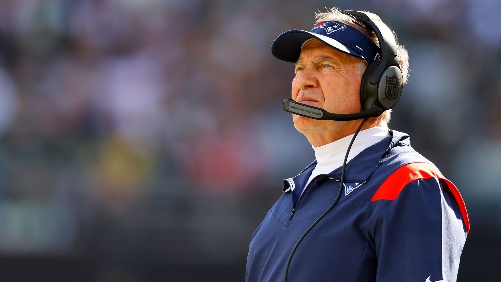 
                <strong>Gewinner: Bill Belichick</strong><br>
                Bailey Zappe? Mac Jones? Bill Belichick! Trotz der Kontroverse um die Quarterback-Position konnte der Head Coach der New England Patriots einen wichtigen 22:17-Sieg über die New York Jets einfahren. Sein 325. Sieg in der NFL! Damit zieht er mit George Halas gleich und ist auf dem zweiten Platz der Coaches mit den meisten Siegen in der NFL-Historie. Auf Platz eins liegt Don Shula mit 347 Siegen.
              