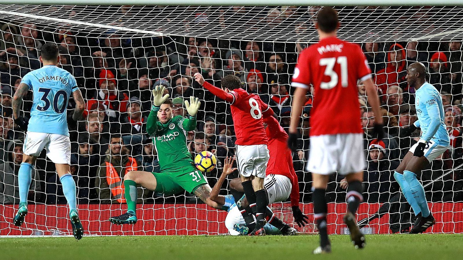 
                <strong>Heimvorteil nicht vorhanden</strong><br>
                158 Mal trafen die beiden Vereine in der Premier League aufeinander. United hat mit 62 Siegen die Nase klar vorne. City kam bislang nur auf 45 Erfolge. 51 Partien endeten remis. In den letzten sechs Derbys gab es keinen Heimsieg mehr. Das letzte Stadtduell im April gewann United nach einem 0:2-Rückstand noch mit 3:2. Paul Pogba traf doppelt, Chris Smalling schoss das Siegtor. Es war eine von nur zwei Saisonniederlagen von City, das an dem Tag obendrein den vorzeitigen Gewinn der Meisterschaft verpasste.
              