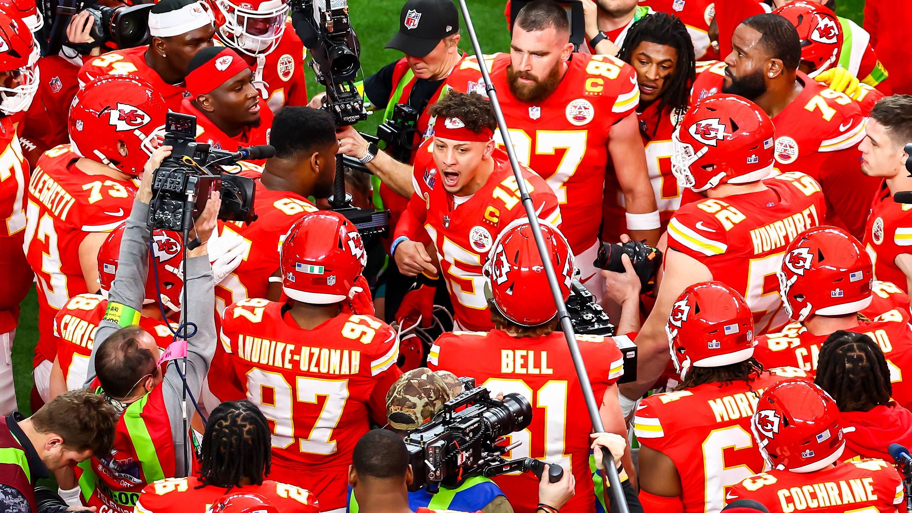 <strong>Kansas City Chiefs</strong><br>Ob das so bleibt? Wie Klub-Präsident Mark Donovan in einem Interview erklärte, ziehen die Verantwortlichen einen <a href="https://www.ran.de/sports/american-football/nfl/news/kansas-city-chiefs-vor-umzug-praesident-laesst-zukunft-wegen-abstimmung-offen-356444">Umzug zumindest in Betracht</a>. Grund ist die Abstimmung über eine vor Ort geltende Umsatzsteuer, die bis in das Jahr 2064 verlängert werden sollte. Nun wurde sich gegen eine Verlängerung des Gesetzes entschieden. Führt das nun zu einem Umzug des Super-Bowl-Siegers? Aktuell scheint es denkbar...