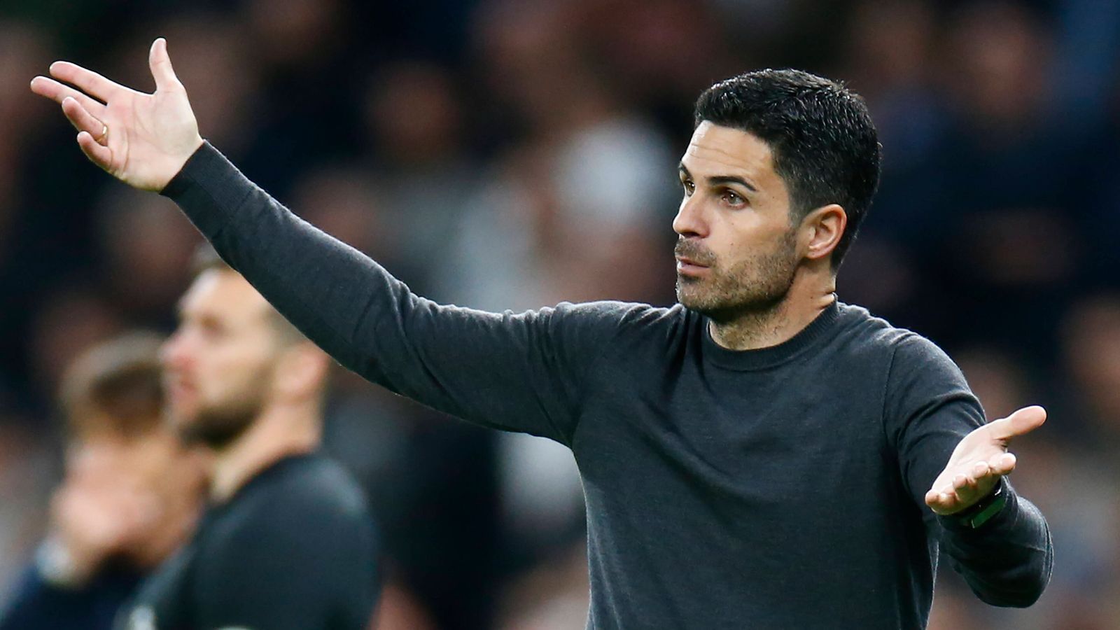 
                <strong>Mikel Arteta (FC Arsenal)</strong><br>
                Er stand beim FC Arsenal zwischenzeitlich schon kurz vor dem Aus, doch eine gute Phase der "Gunners" rettete Mikel Arteta letztlich den Job. Seit 2019 ist der Spanier bei den Londonern unter Vertrag, doch bis auf den Gewinn des FA Cups 2020 blieben die großen Erfolge aus. Nichtsdestotrotz wissen sie beim FC Arsenal, in welch schwieriger Phase Arteta den Klub übernommen hatte - auch deshalb erfährt er wohl großes Vertrauen. Dass der 40 Jahre alte Ex-Arsenal-Profi die nötige Expertise besitzt, steht außer Frage, schließlich war er vor seiner Zeit in London Co-Trainer von Pep Guardiola bei Manchester City.
              