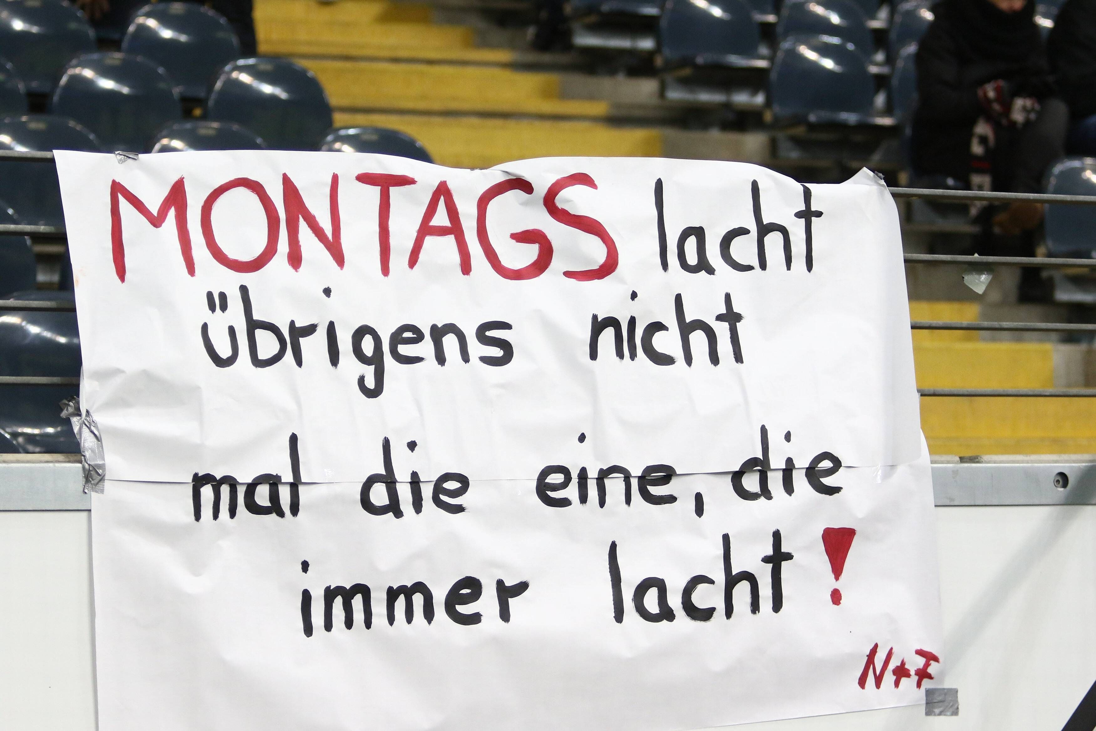 
                <strong>"Fehlt nur noch Helene": So protestieren die Eintracht-Fans gegen Montagsspiele</strong><br>
                Fans protestieren gegen das Montagsspiel in der Bundesliga zwischen Frankfurt und Leipzig Eintracht Frankfurt vs RB Leipzig --- Fussball --- 1. Bundesliga --- 19.02.2018 Frankfurt *** Fans protest against the Monday game in the National League between Frankfurt and Leipzig Eintracht Frankfurt vs RB Leipzig Soccer 1 League 19 02 2018 Frankfurt Copyright: xEIBNER/RenexWeissx EP_RWS
              