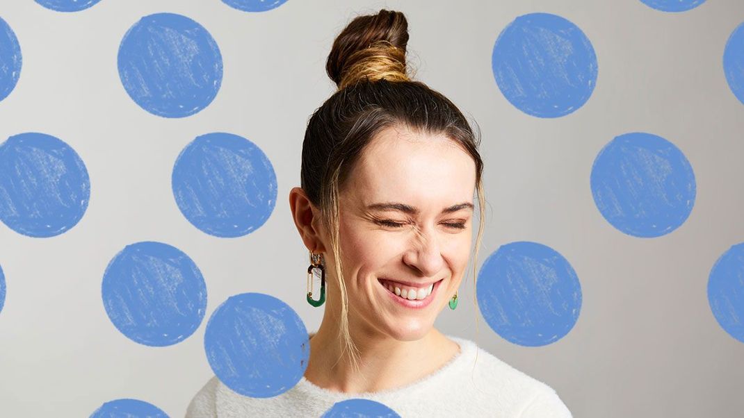 Wet is chic! Für alle, die den Bad-Hair-Day nur zu gut kennen und die nächste Haarwäsche etwas hinauszögern wollen – die stylische Alternative nennt sich "Wet Hair Bun".