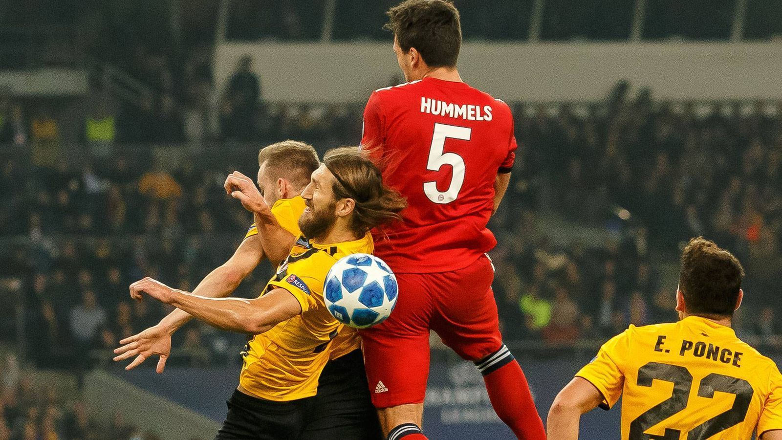 
                <strong>Mats Hummels</strong><br>
                Kongenialer Partner für Süle. Besticht durch Auge, Spritzigkeit und Übersicht. Hat das Stellungsspiel erfunden, dazu immer wieder gefährlich im gegnerischen Strafraum durch seine schulbuchmäßigen Kopfball-Torpedos. Auslaufmodell? Nicht dieser Hummels. In der Form einer für die Nationalmannschaft. ran-Note: 1+
              