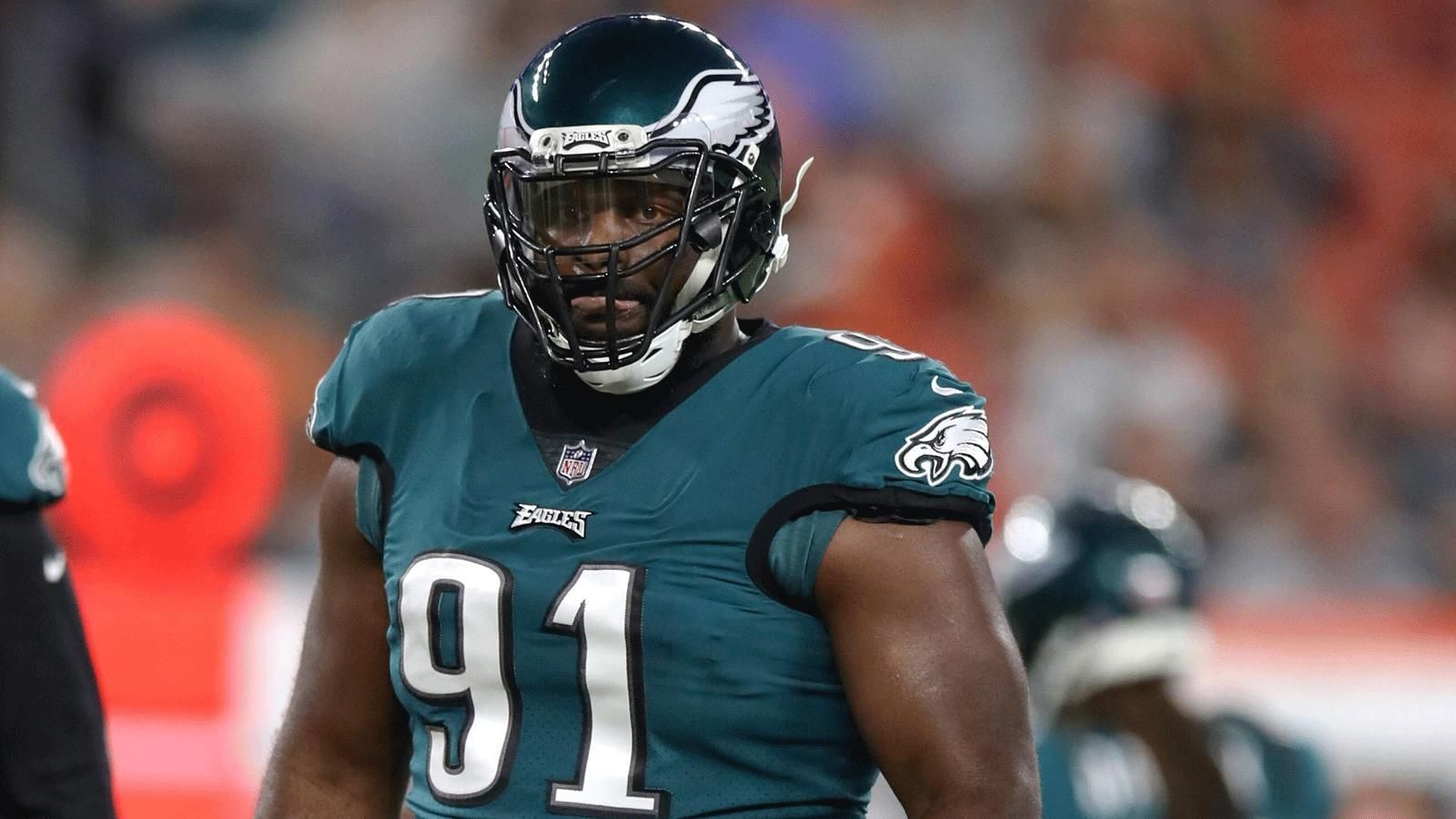 
                <strong>Defensive Line / Eagles</strong><br>
                Die D-Line der Eagles kann einem Furcht einjagen: Brandon Graham, der letzte Saison auf 9,5 Sacks kam, Tim Jernigan, Fletcher Cox (Foto) oder auch Michael Bennett üben viel Druck aus. Bennett zog sich zwar eine Knieverletzung zu, soll aber Donnerstag wohl wieder auf dem Feld stehen. Zudem wurde der Kader mit Routinier-Tackle Haloti Ngata weiter verstärkt.Fazit: Matt Ryan wird keine ruhige Sekunde haben. Der Pass-Rush der Eagles macht ihm das Leben schwer – und die Eagles holen in unserem Head-to-Head auf. Nur noch 3:2 für die Falcons.  
              