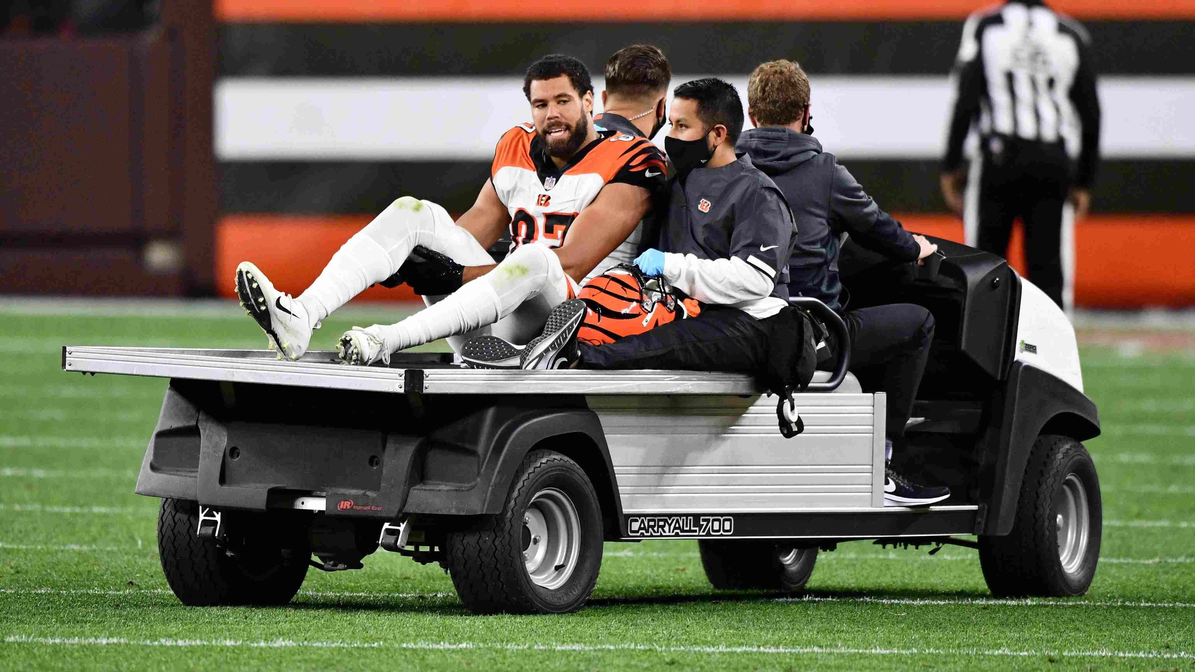 
                <strong>C.J. Uzomah (Cincinnati Bengals) </strong><br>
                Herber Rückschlag für die Offense der Cincinnati Bengals! Wie Headcoach Zac Taylor bekannt gab, fällt Tight End C.J. Uzomah aufgrund eines Achillessehnenrisses für die gesamte Saison 2020 aus. Diesen zog er sich acht Minuten vor Ende der Partie gegen die Cleveland Browns zu. Die Verletzung ist für die Bengals deshalb so schmerzhaft, weil Uzomah im Spiel gegen die Browns einer der auffälligsten Receiver für Nummer-Eins-Pick Joe Burrow war. So kam der 27-Jährige auf 42 Receiving Yards und einen Touchdown bei vier gefangenen Bällen. Der Touchdown war zudem Burrows erster Touchdown-Pass in der NFL. 
              