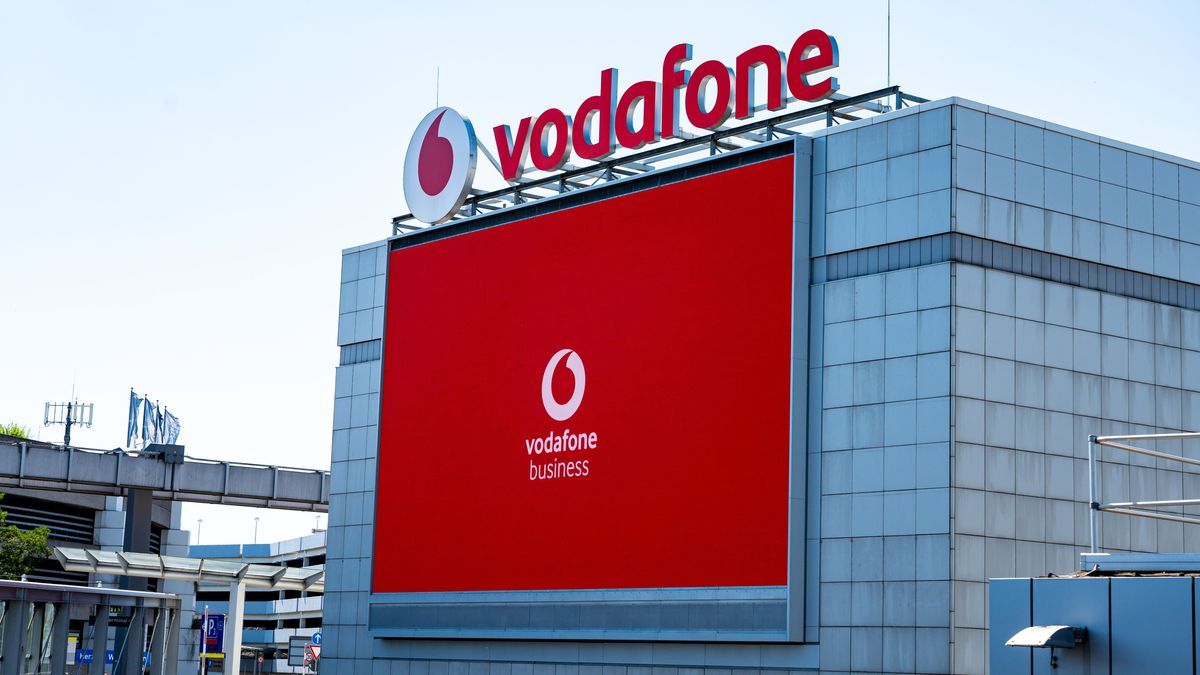 Düsseldorf, NRW, Germany - August 05, 2020: Werbebanner / Videowand des Mobilfungkonzerns Vodafone