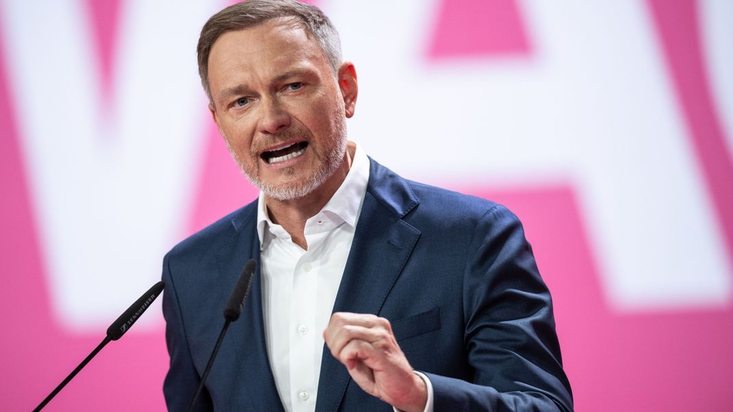 Christian Lindner, Bundesvorsitzender der FDP und Bundesminister der Finanzen, spricht auf dem Parteitag beim Beginn des 75. Ordentlichen Bundesparteitag der FDP in Berlin. 