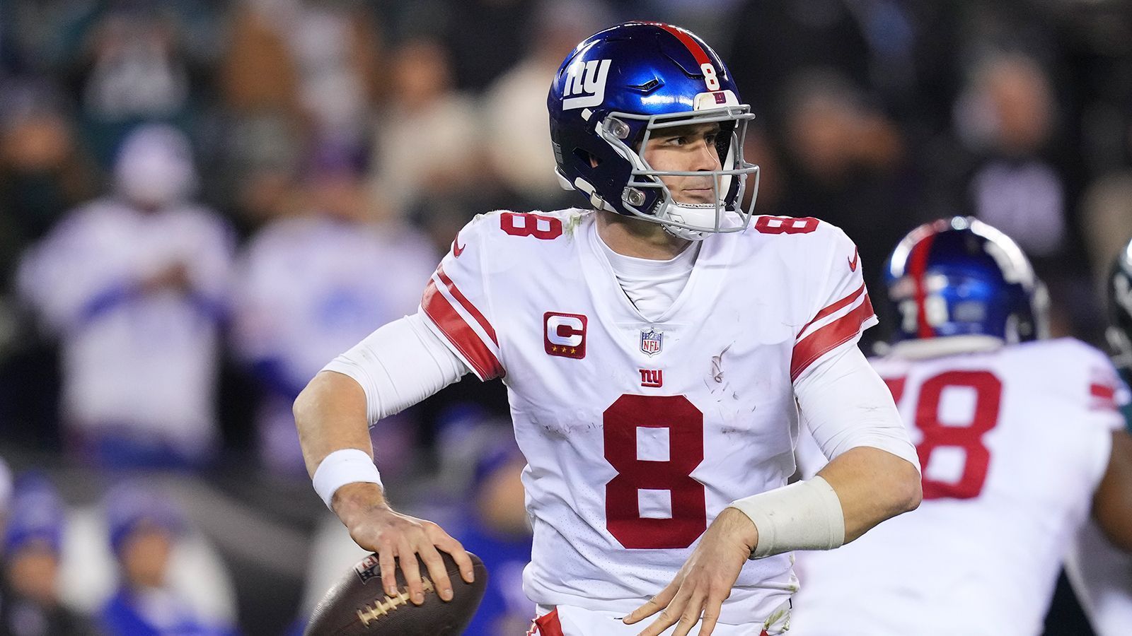 
                <strong>Daniel Jones (26 Jahre, zuletzt bei den New York Giants)</strong><br>
                Unter der Leitung des neuen Head Coaches Brian Daboll durchlebte Daniel Jones seinen zweiten (oder ersten?) Frühling bei den New York Giants. Der ehemalige Erstrunden-Pick stellte Bestmarken in Sachen Completion Percentage, Yards pro Pass, Passing Yards und Rushing Yards auf. Allerdings agierte Jones ebenfalls oft in der Rolle des Ballverteilers, der Turnover vermeiden sollte, dem gleichzeitig aber auch vergleichsweise wenig Eigeninitiative gelassen wurde. Kein Starting Quarterback unterbot seine durchschnittliche Target-Tiefe von 6,5 Yards, lediglich Matt Ryan warf prozentual weniger tiefe Pässe (4,9 Prozent) und Jones sammelte acht Würfe, denen ein "sehr hoher Schwierigkeitsgrad" von der analytischen Seite "PFF" zugeschrieben wurde. Zum Vergleich: Josh Allen führte diese Statistik mit 52 solcher Würfe an. Jones kann also ein solider Game Manager mit guter Athletik im Laufspiel sein, darüber hinaus darf man aber nicht zu viel von ihm erwarten.
              