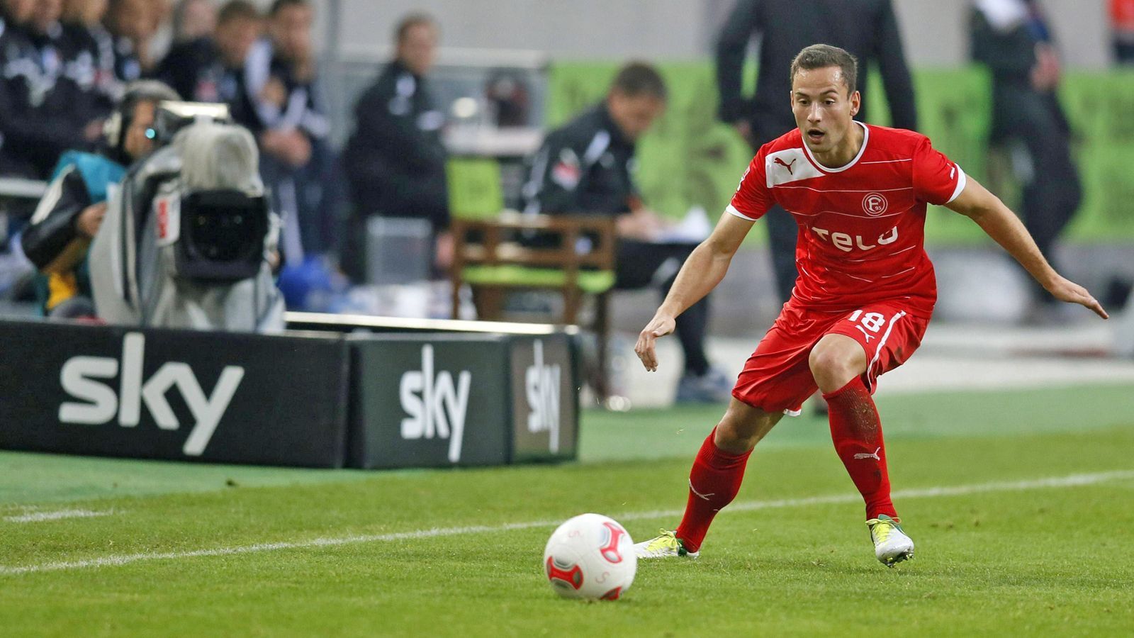 
                <strong>MITTELFELD: Ronny Garbuschewski (Fortuna Düsseldorf)</strong><br>
                Als Talent kam der junge Sachse 2012 aus Chemnitz nach Düsseldorf, um sich in der Bundesliga zu beweisen. Mit sieben Bundesliga-Spielen für den Aufsteiger gelang das Vorhaben so semi, dafür machte er nach seiner Düsseldorfer Zeit mächtig Schlagzeilen. 2019 klagte ihn die Staatsanwaltschaft Dresden wegen Betruges an, weil Garbuschewski Pokerspiele manipuliert haben soll.
              