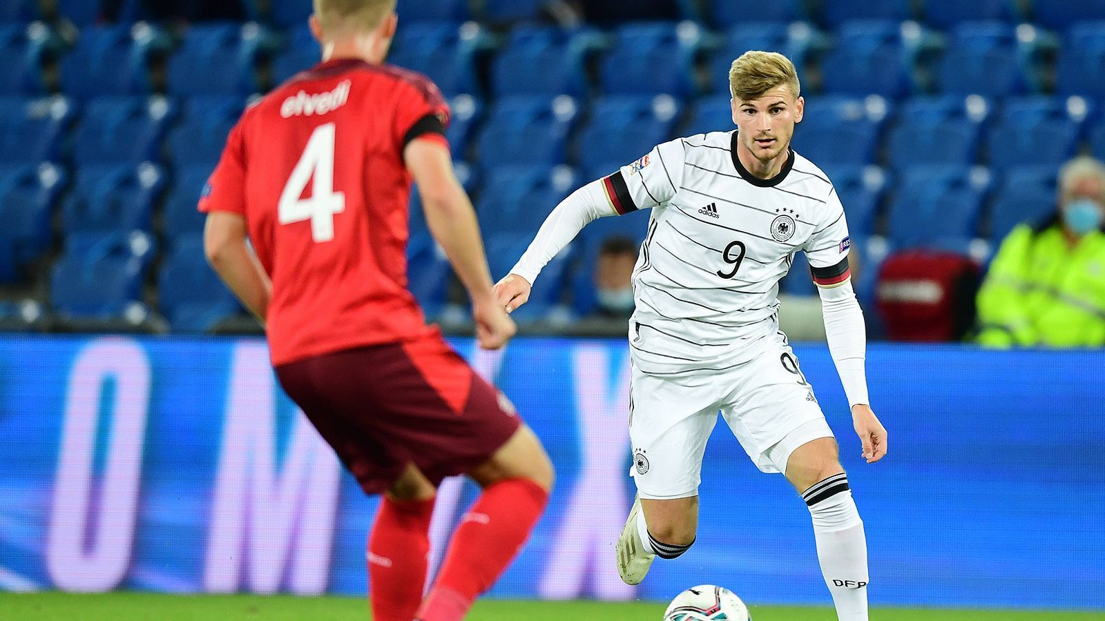 
                <strong>Timo Werner</strong><br>
                Ein engagierter und dennoch unglücklicher Auftritt des Chelsea-Neuzugangs. In der 38. Minute kommt er aus dem Strafraum heraus zu einer guten Torchance, schießt allerdings über das Tor hinweg. In der 62. Minute verfehlt er das Tor ebenfalls. Die Schnelligkeit am Ball, die ihn in der 1. Halbzeit noch auszeichnete, fehlte im zweiten Spielabschnitt völlig. ran-Note: 4
              