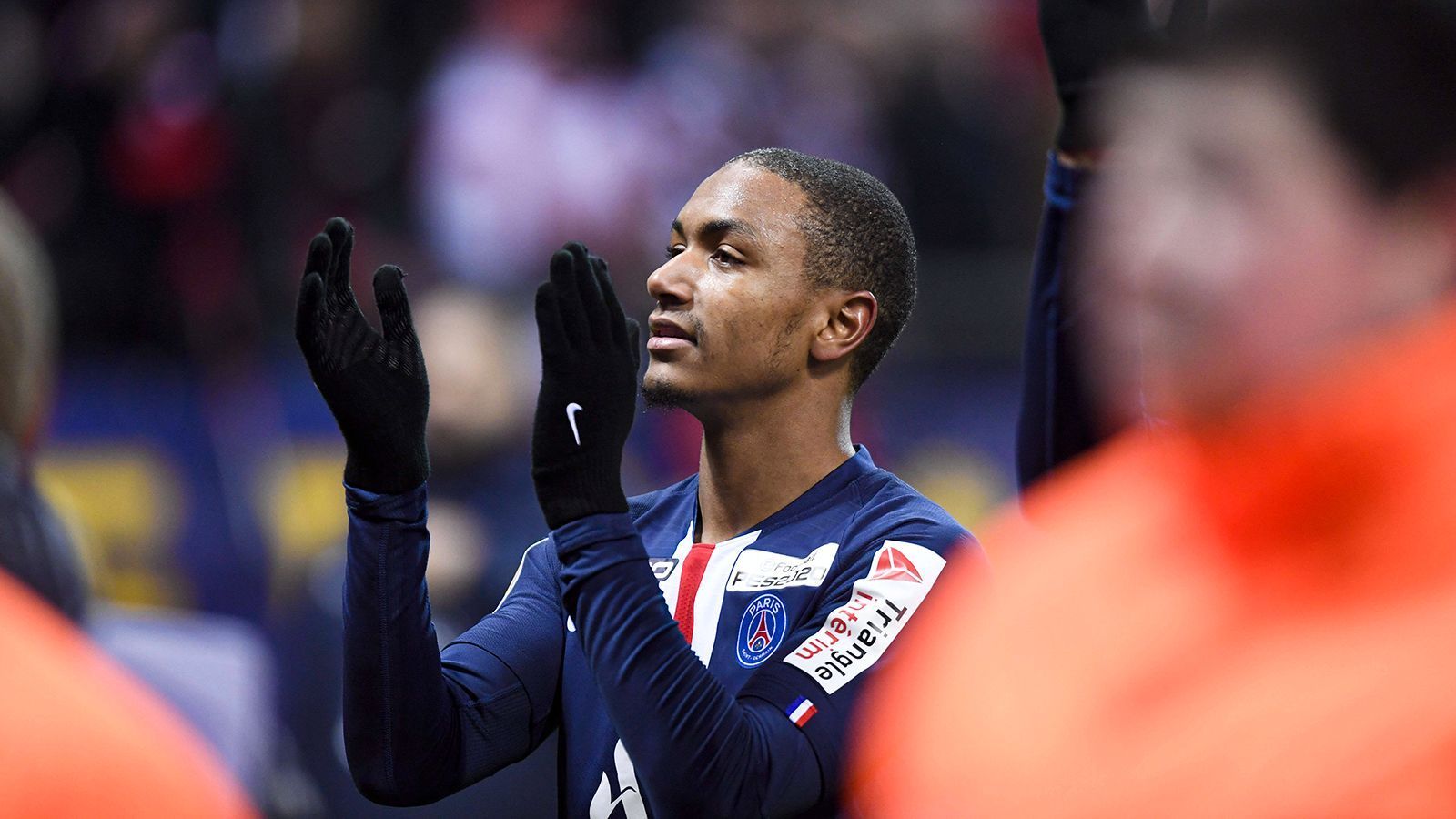 
                <strong>Abdou Diallo (Juli 2019 zu PSG)</strong><br>
                "Abdou hat für sich entschieden, dass er eine andere Herausforderung annehmen möchte, und für uns hat es wirtschaftlich gepasst. Deshalb haben wir dem Wechsel zugestimmt", kommentierte Michael Zorc den Wechsel des Abwehrspielers im Sommer 2019 nüchtern. Abdou Diallo war erst ein Jahr zuvor aus Mainz gekommen und war beim BVB gesetzt, musste aber im Laufe der Saison immer wieder auf der ungeliebten Außenverteidigerposition auflaufen. Seine Hoffnungen auf mehr Einsätze innen wurden in der folgenden Transferperiode mit der Rückkehr von Mats Hummels zunichte gemacht, weshalb Diallo nach Paris ging. Dort hat sich der 24-Jährige in der Innenverteidigung aktuell festgespielt, in seinem ersten Jahr musste Diallo aber vor allem in den wichtigen Spielen und in der Champions League zumeist auf der Bank Platz nehmen.
              