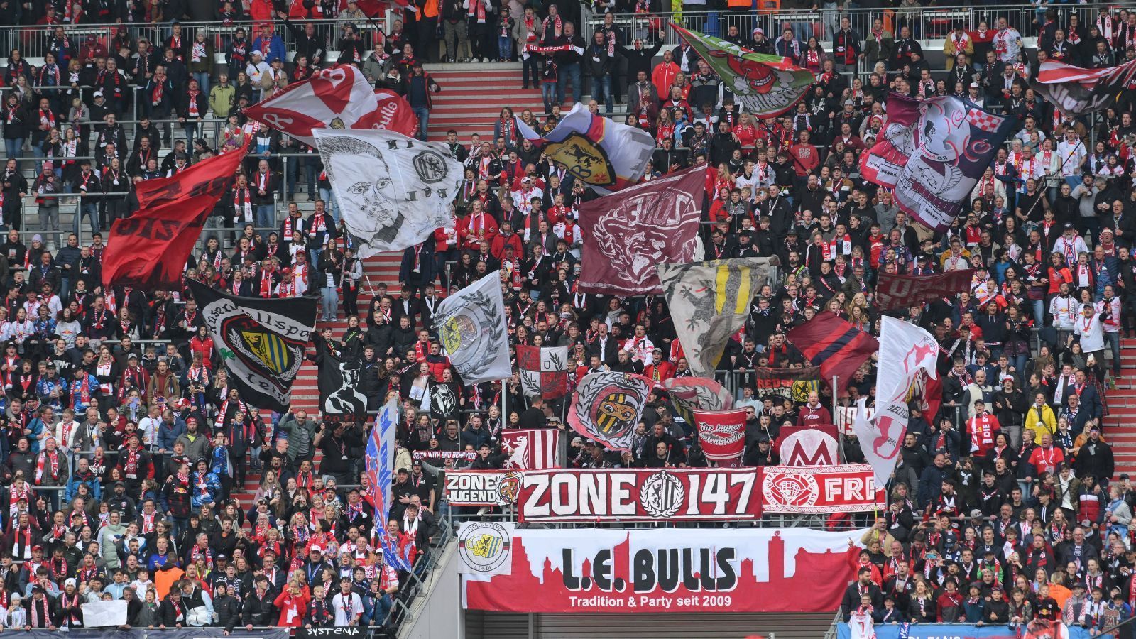 
                <strong>Platz 10: RB Leipzig</strong><br>
                &#x2022; Liga: Bundesliga<br>&#x2022; Zuschauerschnitt: 45.413<br>
              