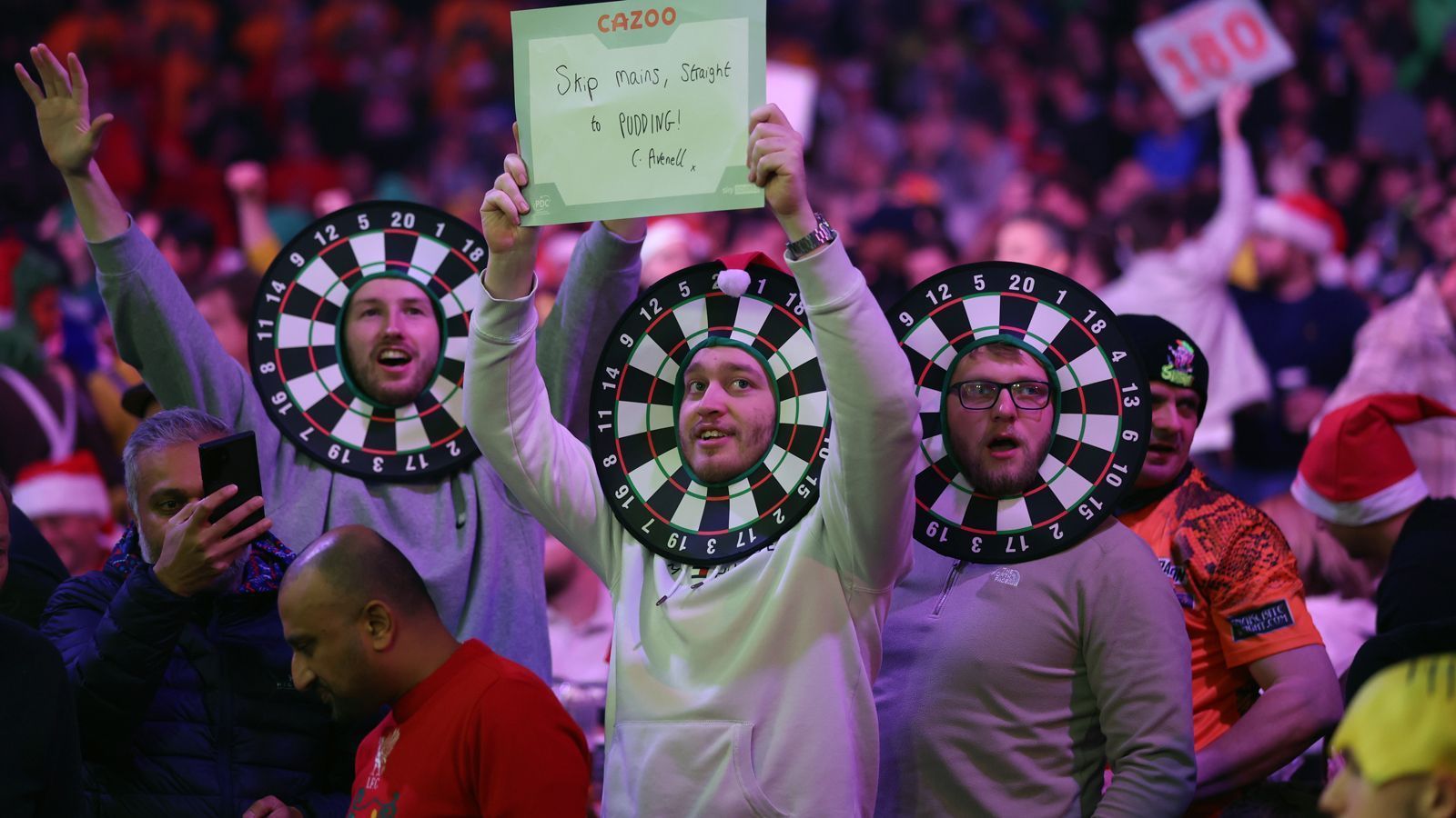 
                <strong>Menschliche Zielscheiben</strong><br>
                Wie zeigt man am besten, dass man verrückt nach Darts ist? Richtig, man besucht die WM im Ally Pally und verkleidet sich passend dazu als Dartboard. Größtes Risiko: Ein Spieler verwechselt das Kostüm mit einer echten Dartscheibe und wirft darauf.
              