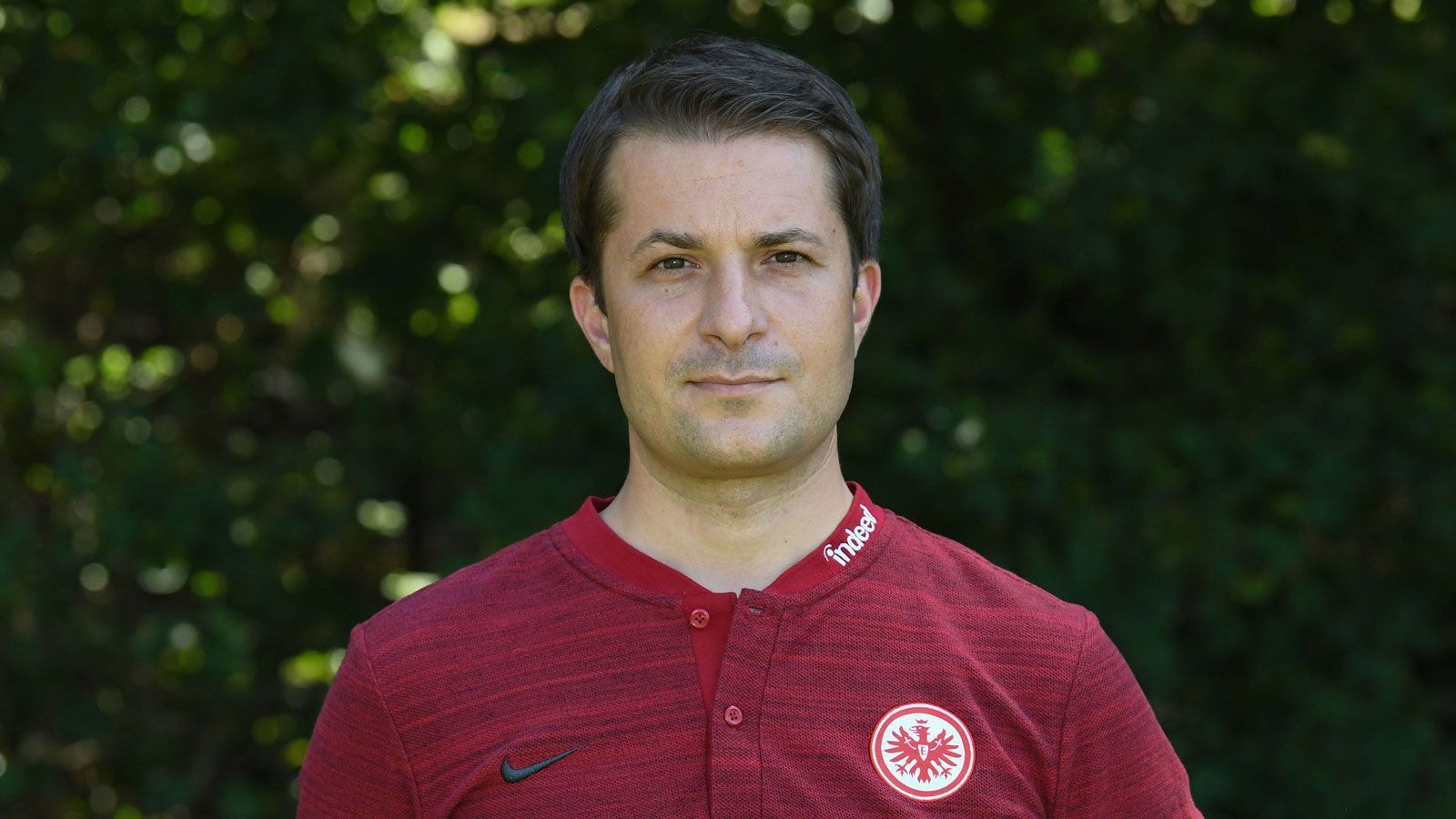 
                <strong>Sebastian Zelichowski</strong><br>
                Im großen Bundesliga-Kosmos ist Sebastian Zelichowski ein eher unbeschriebenes Blatt, beim aktuellen Tabellenvierten genießt er jedoch einen sehr guten Ruf. Der Chefanalyst der "Adler" ist seit über vier Jahren im Amt und gilt als ein enger Vertrauter von Manager Fredi Bobic. Vor seinem Engagement in Hessen arbeitete der 38-Jährige für Hannover 96, den 1. FC Nürnberg und den VfB Stuttgart. Neben Fernandes gilt Zelichowski als aussichtsreichster Kandidat für das Hübner-Erbe.
              