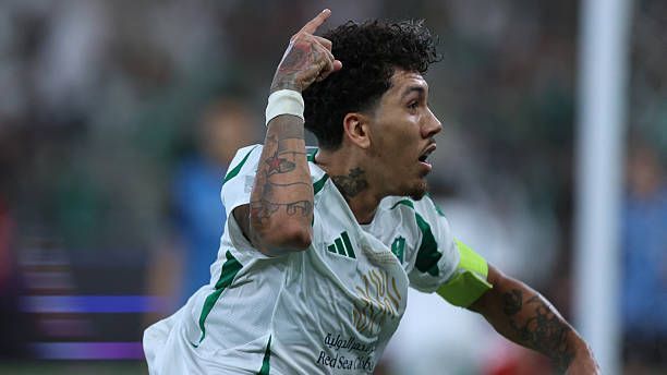 <strong>Roberto Firmino (Al-Ahli)</strong><br>Eine Rückkehr bahnt sich für Roberto Firmino an. Der "Daily Mail" zufolge soll der Brasilianer seinen Vertrag in Saudi-Arabien vorzeitig kündigen. Laut "GiveMeSports" träumt der 33-Jährige von einer Rückkehr in seine Heimat. Nach zwei Jahren bei Al-Ahli endet damit diese Station für Firmino. Ursprünglich wäre sein Arbeitspapier noch bis 2026 gültig, mit Vereinspräsident Khaled Al-Ghamdi soll jedoch eine Einigung über ein verfrühtes Aus getroffen worden sein. Fluminense liebäugelt bereits mit einem Transfer des Stürmers.