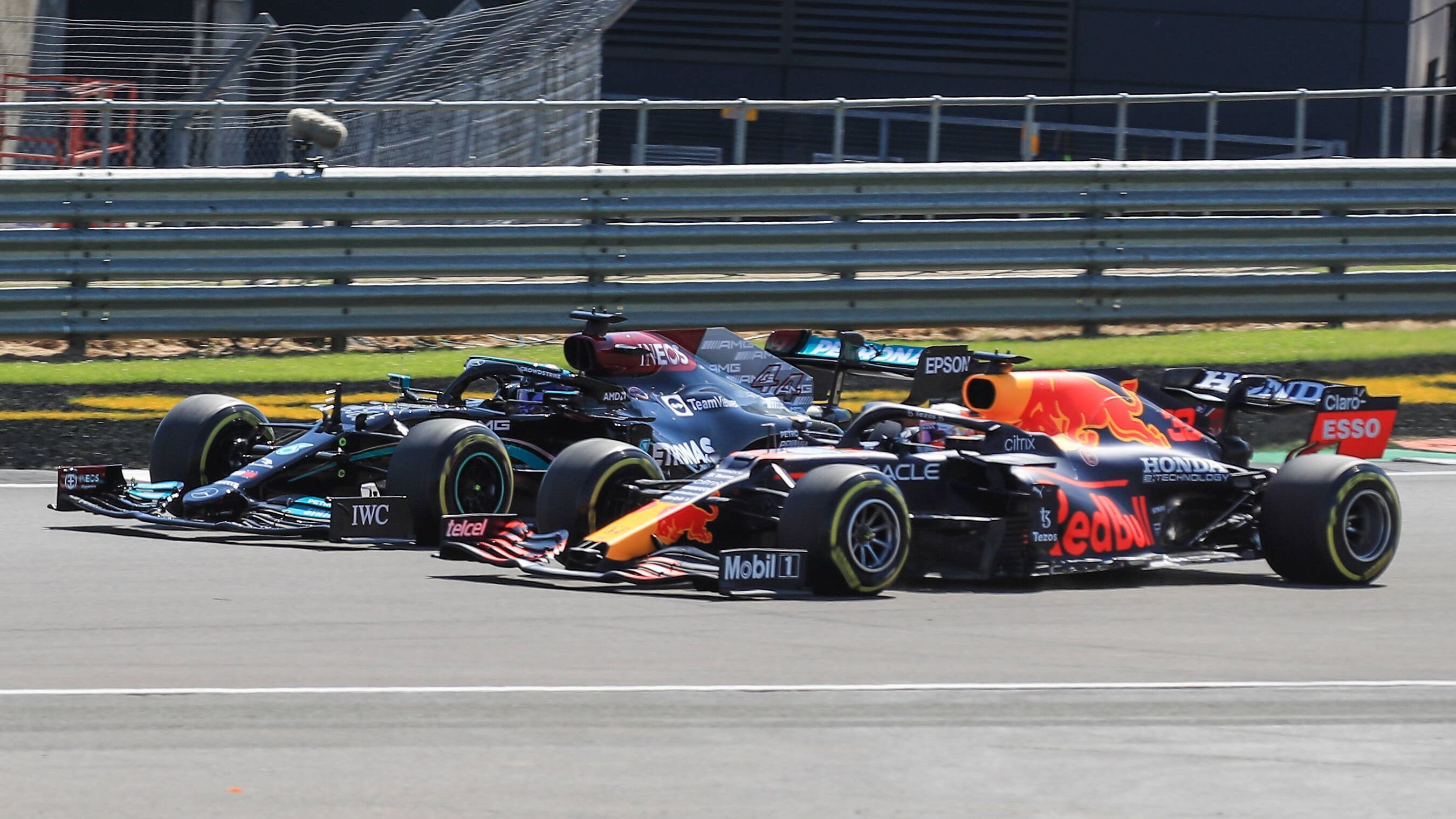 
                <strong>Drama in Silverstone: Hamilton schickt Verstappen in den Reifenstapel </strong><br>
                Schon vor dem Heimrennen von Hamilton hagelt es Vorwürfe. Denn nach der "Flexi-Wing-Affäre" dreht Red Bull den Spieß nun um und beschuldigt Mercedes, einen nicht regelkonformen Frontflügel zu benutzen. Strafen bleiben aus, doch das Rennen sorgt für den nächsten Aufreger. Kurz nach dem Start biegen beide Autos auf gleicher Höhe in die High-Speed-Kurve ein und kollidieren. Verstappen fliegt ab und kracht mit Volldampf in den Reifenstapel. Satte 51G herrschen beim Einschlag. Hamilton bekommt eine 10-Sekunden-Strafe, gewinnt aber trotzdem. Den anschließenden Jubel bezeichnet Verstappen, der zu dem Zeitpunkt im Krankenhaus untersucht wird, als "respektlos und unsportlich". 
              