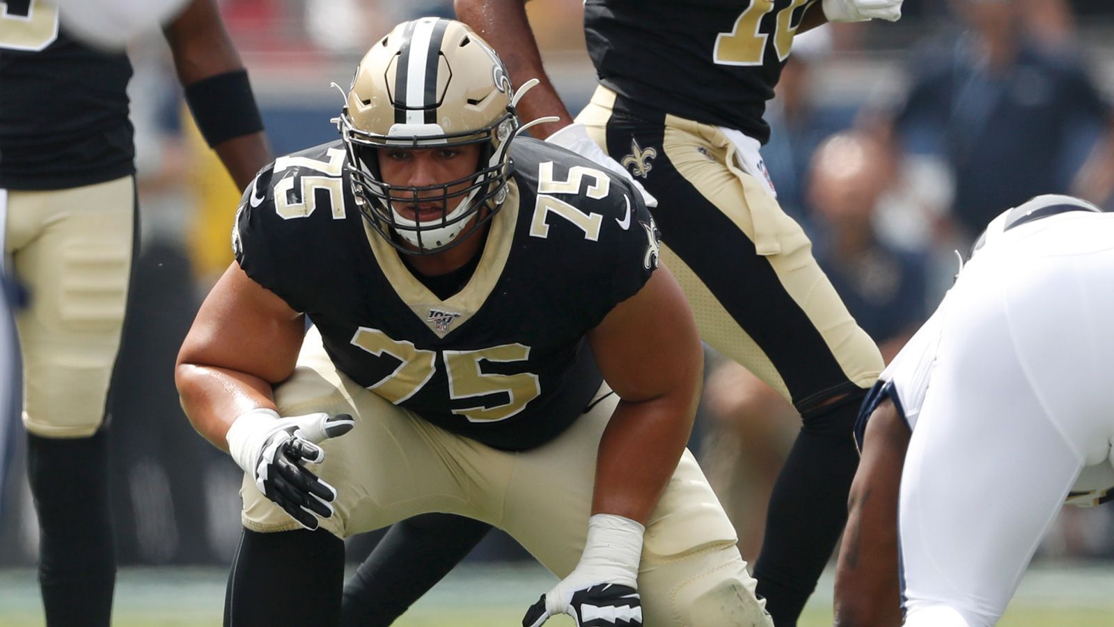 
                <strong>Andrus Peat (New Orleans Saints)</strong><br>
                Die New Orleans Saints haben eine der besten Offensive Lines der Liga. Ein Teil davon wurde in der Offseason mit einem hochdotierten Vertrag ausgestattet. Andrus Peat unterschrieb einen Fünfjahresvertrag, mit dem er 11,5 Millionen Dollar im Durchschnitt verdienen wird. Dabei war Peat im vergangenen Jahr die Schwachstelle in der O-Line der Saints. Die Analyse-Plattform "PFF" rankte den Guard von 41 möglichen Spielern als schlechtesten Profi seiner Positionsgruppe. Der Vertrag ist umso unverständlicher, wenn der diesjährige Draft betrachtet wird. Denn die Saints verpflichteten in der ersten Runde Cesar Ruiz, der als Center oder Guard auflaufen kann. 
              