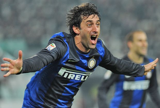 
                <strong>Diego Milito</strong><br>
                Der argentinische Stürmer wechselt 2009 von Genua zu Inter Mailand. Das damalige Team von José Mourinho zahlt 25 Millionen Euro. Milito schießt das Team ein Jahr später zum Champions-League-Sieg.
              