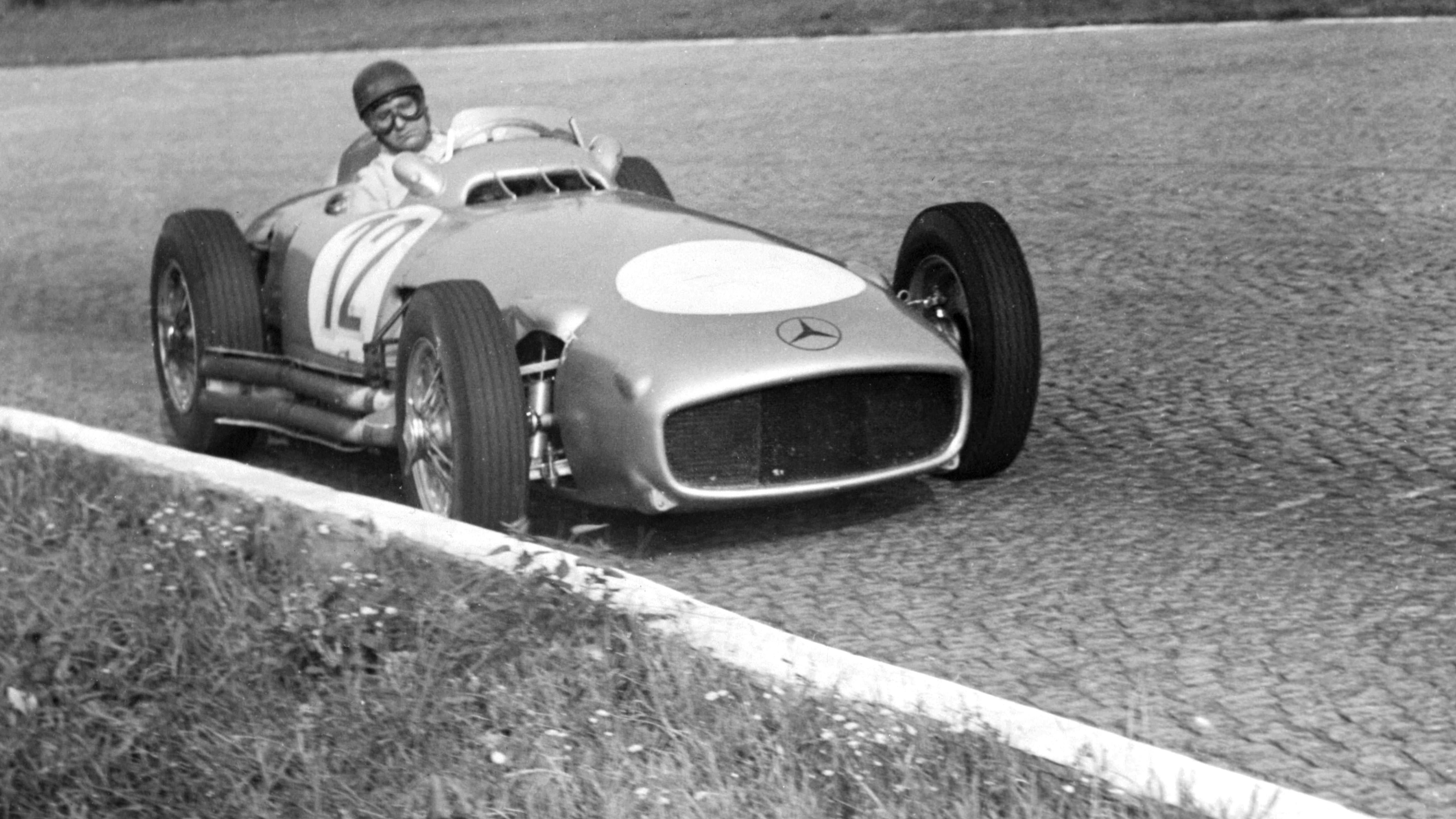 <strong>Juan Manuel Fangio</strong><br>Ein kurioser Wechsel ereignete sich in der F1-Anfangszeit. 1954, mit damals erst einem WM-Titel, unterschrieb Fangio bei Mercedes. Doch den Silberpfeilen gelang es nicht, das Auto zum Saisonstart fertigzustellen. Also fuhr Fangio in den ersten Rennen für sein Vorgängerteam Maserati, ehe er für Mercedes ins Cockpit stieg. Am Ende wurde er Weltmeister – mit zwei Marken in einer Saison.
