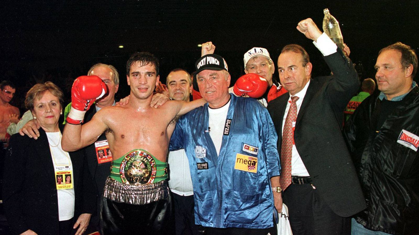 
                <strong>Markus Beyer: Großartiger Mensch und kompletter Boxer</strong><br>
                Nach 16 siegreichen Kämpfen hatte er am 23. Oktober 1999 seine erste Titelchance: Beyer eroberte gegen den Briten Richie Woodhall nach einem Punktsieg den WBC-Titel im Supermittelgewicht. Und das bei einem Auswärtsspiel gegen 4000 pfeifende Woodhall-Fans. Beyer war der erste Deutsche, der in Großbritannien eine WM gewann und der Dritte nach Max Schmeling (1930 in New York gegen Jack Sharkey) und Ralf Rocchigiani (1995 in Manchester gegen Carl Thompson), der es im Ausland schaffte.
              