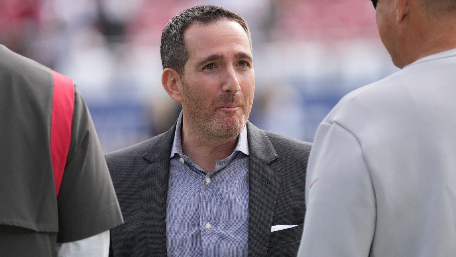 
                <strong>Gewinner: Howie Roseman</strong><br>
                Dieser Mann versteht seinen Job. Die Philadelphia Eagles mögen vielleicht nicht immer zu 100 Prozent von Jalen Hurts als Starting Quarterback überzeugt sein, General Manager Howie Roseman hat im Draft aber wirklich alles dafür getan, seinem jungen Spielmacher zu helfen. Der Trade für A.J. Brown gibt dem Team einen Receiver mit viel Talent, gepaart mit Tight End Dallas Goedert und 2021er-Erstrunden-Pick DeVonta Smith ergibt das ein starkes Skill-Player-Trio. Die O-Line um den Quarterback ist stabil, dazu gelangen starke Picks, die die Defensive verstärken. Vor allem Jordan Davis dürfte die Run Defense gehörig verändern. Dazu kommt Linebacker-Talent Nakobe Dean, der in der dritten Runde abgegriffen wurde.
              