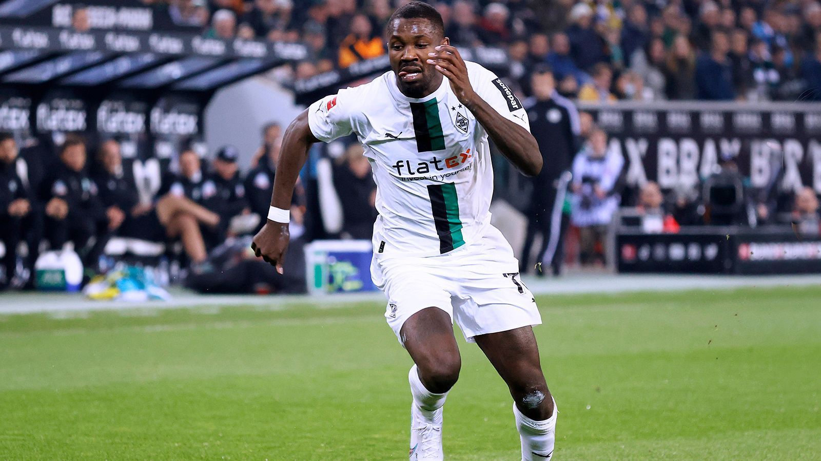 
                <strong>Marcus Thuram</strong><br>
                Schon seit einiger Zeit brodelt die Gerüchteküche um Marcus Thuram. Ein Abgang des Topstürmers ist nun sicher, denn Gladbachs Sportdirektor Roland Virkus bestätigte den ablösefreien Vereinswechsel. "Wir verstehen, dass die Fans enttäuscht sind", sagte der 56-Jährige über den bevorstehenden Abgang des Franzosen. "Es war aber in den vergangenen Jahren immer Teil unseres Weges, solche talentierten Spieler zu holen, weiterzuentwickeln - und irgendwann auch ziehen zu lassen, weil wir sie nicht ewig halten können." Thuram soll wohl unter anderem bei Paris St. Germain auf der Liste stehen.
              