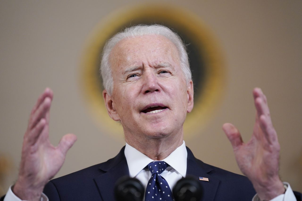 Präsident Joe Biden verurteilte das Vergehen an Floyd als einen "Mord am hellichten Tage" und rief zum weiteren Kampf gegen Rassismus und Polizeigewalt auf. Nach der Urteilsverkündung rief er persönlich Floyds Familie an und beglückwünschte sie.